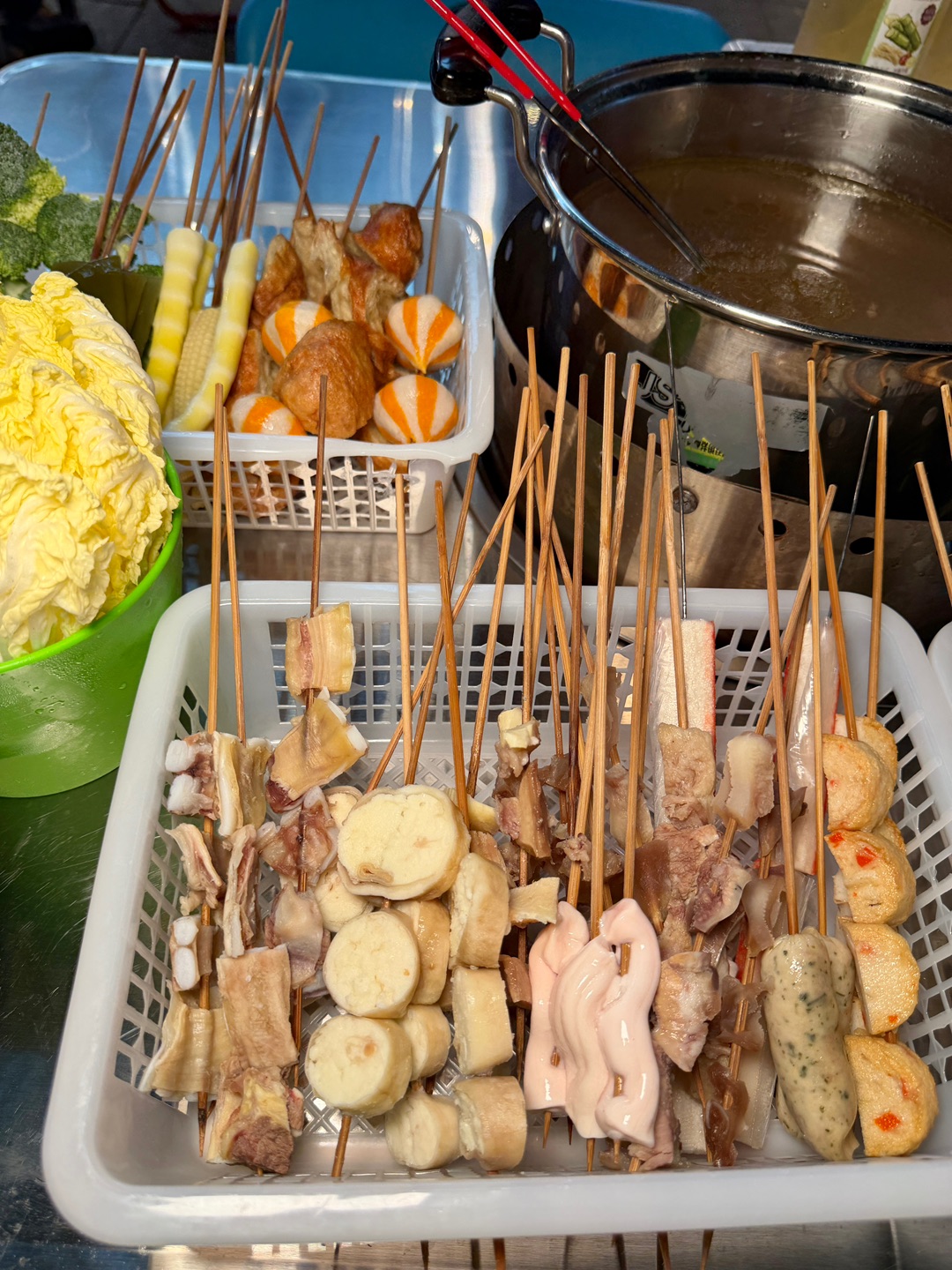 来湛江旅游不要错过这家新开的牛杂店 就在万达万达金街二期招商路口 临近海边网红打卡点和周边商场 出行非常省心‼️全场串串💰2/串 T🐶🈶套餐 性价比很🉑 学生党和打工人闭眼冲就行了🐛 - ✔️店内有别家少见的特色食材牛欢喜➕牛骨髓 ✔️新鲜牛肉✔️牛胸沟✔️牛百叶✔️香菜牛肉✔️紫苏牛肉✔️牛胸沟 ✔️牛筋等 牛杂处理得很干净 配上自制蒜蓉➕辣椒酱好正 酱香四溢 好好吃🤤 - 🏠：源心园麻章牛杂（...