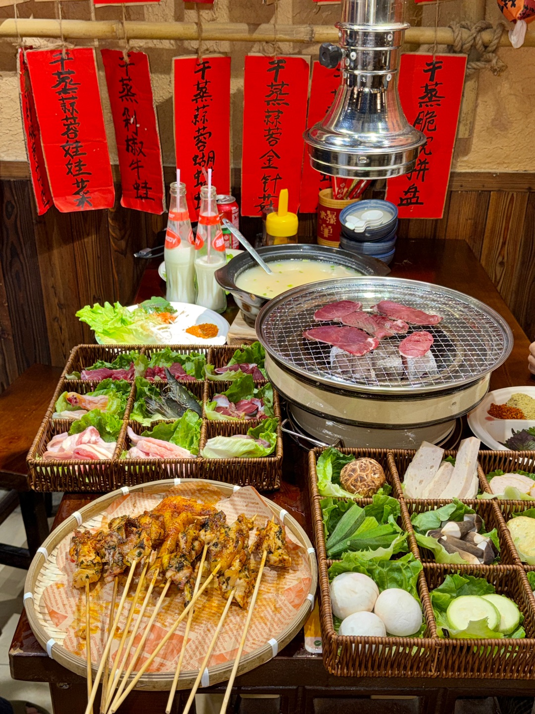 🏠：越界•蛤蒌串烧鸡在湛江想吃地道、新鲜、平价的宵夜 认准这家准没错👍食材新鲜、味道正宗、性价比很🉑 值得私藏N刷好去处！！！ - ✔️老板自家专属养鸡场直供精品大阉鸡 拒绝冷冻半成品 不做隔夜食材 全部都是到店现点现宰 新鲜肉眼可见 建议大家提前预定 不用排队坐等美味～门口就能看到鲜活走地鸡 厨房现砍现处理 每一只鸡都肉质紧实 肥瘦均匀 自带天然鲜甜 品质直接拉满‼️ ✔️蛤蒌串烧鸡 地道湛江本...