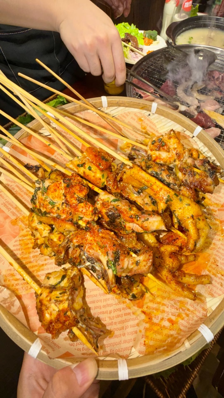 在湛江想吃地道、新鲜、平价的宵夜 认准这家准没错👍食材新鲜、味道正宗、性价比很🉑 值得私藏N刷好去处！！！ - ✔️老板自家专属养鸡场直供精品大阉鸡 拒绝冷冻半成品 不做隔夜食材 全部都是到店现点现宰 新鲜肉眼可见 建议大家提前预定 不用排队坐等美味～门口就能看到鲜活走地鸡 厨房现砍现处理 每一只鸡都肉质紧实 肥瘦均匀 自带天然鲜甜 品质直接拉满‼️ ✔️蛤蒌串烧鸡 地道湛江本土吃法 融合本地特色...
