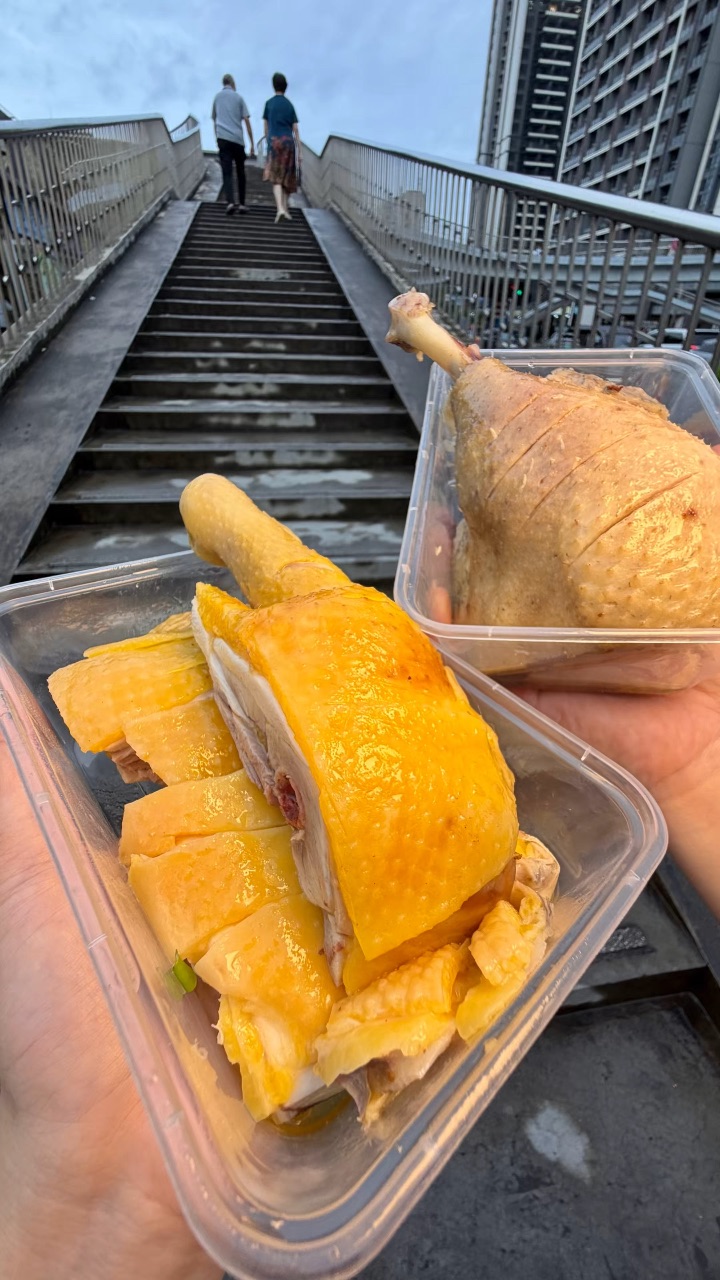 湛江值得N刷烟火气十足的大排档 每到饭点座无虚席 他们家随便点什么都好吃😋 - 🔥： ✔️烤新鲜大鸡腿 炭火慢烤超入味 鸡腿外皮焦香酥脆 内里鲜嫩多汁 ✔️烤鳗鱼 每次bi点！鳗鱼烤得火侯都刚刚好 脆口弹牙 ✔️蒜蓉辣椒烤生蚝 每一只生蚝都很饱满 原汁原味鲜甜得很  肉质滑嫩无腥味 一口一个太爽了！ ✔️白切拼盘 安铺白切鸡➕东海白切鹅➕粉肠➕猪尾 很有特色 一次性打卡多款地道白切风味！ - 🏠：...