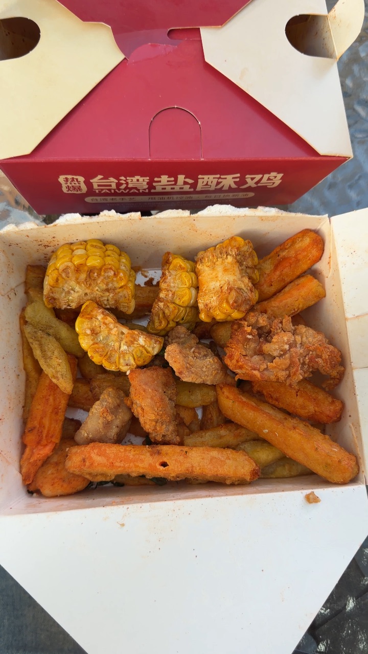 在湛江也能吃到正宗台湾盐酥鸡了！！！  湛江首家！！终于有了……nb好吃😭😭 全部现点现炸 热气腾腾出锅 撒上灵魂九层塔和秘制辣椒🌶️香气瞬间扑面而来 爆款五合一拼盘 一口下去很juicy 外皮炸得酥酥脆脆 趁热吃很绝 还有专属甩油机沥油吃起来 吃起来一点也不油！ - 满满一大盒 一次性集齐所有解馋好物！！！ 盐酥鸡➕花枝丸➕甜玉米➕地瓜条➕薯条 盐酥鸡外酥内里嫩 花枝丸Q弹紧实 越嚼越香 地瓜条...