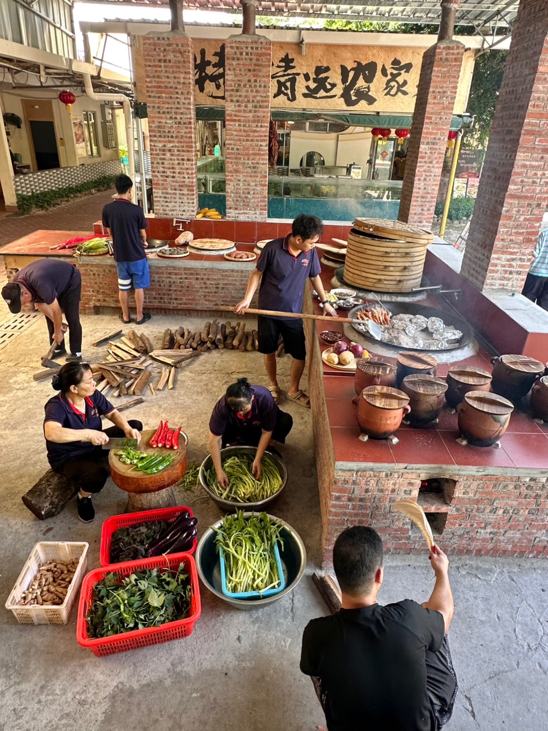 Wok。。。。吃完这只🐔我宣布清远没白来‼️  来清远游玩不知道去哪吃饭的 真心安利这家本地人私藏的农家老店 稳居清远人气榜单前列 大众点评口碑高分 来过的回头客超多，已经悄悄列入我的二刷清单🧾 - 店内空间开阔 宽敞大厅搭配私密包间 日常家庭小聚、公司团建聚餐都特别合适 自带超大免费停车场 自驾过来停车完全不用发愁 地理位置恰到好处 距离清远长隆、古龙峡、黄腾峡、笔架山各大热门景区都很近 爬山漂...