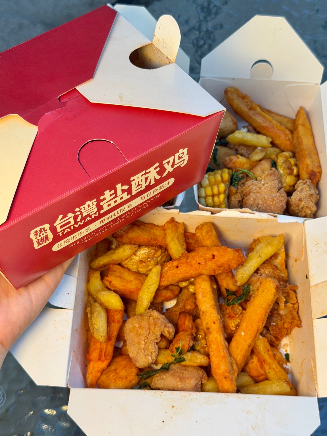 在湛江也能吃到正宗台湾盐酥鸡了！！！  湛江首家！！终于有了……nb好吃😭😭 全部现点现炸 热气腾腾出锅 撒上灵魂九层塔和秘制辣椒🌶️香气瞬间扑面而来 爆款五合一拼盘 一口下去很juicy 外皮炸得酥酥脆脆 趁热吃很绝 还有专属甩油机沥油吃起来 吃起来一点也不油！ - 满满一大盒 一次性集齐所有解馋好物！！！ 盐酥鸡➕花枝丸➕甜玉米➕地瓜条➕薯条 盐酥鸡外酥内里嫩 花枝丸Q弹紧实 越嚼越香 地瓜条...