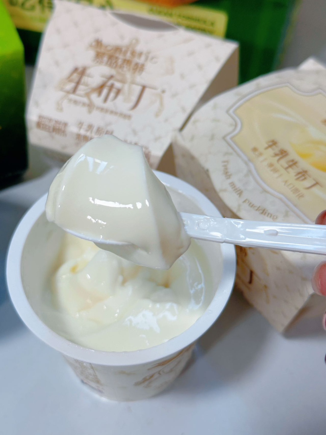 挖到不一样的布丁！！太好吃了叭！ 慕酪思特生布丁！🍮 完全没有普通布丁厚重的胶感 挖一勺duangduang晃来晃去，口感嫩滑又Q弹，🈶️两种口味  ▫️牛乳生布丁 奶香巨浓郁，入口绵密丝滑，醇厚不腻 ▫️抹茶生布丁 微苦茶香自带清新回甘，搭配生牛乳的奶香，融合得刚刚好  周末宅家追剧配上一罐也太治愈了 一口甜品直接把快乐拉满～  #美食分享 #抹茶布丁 #生布丁 #下午茶自由 #美食分享 #抹茶...