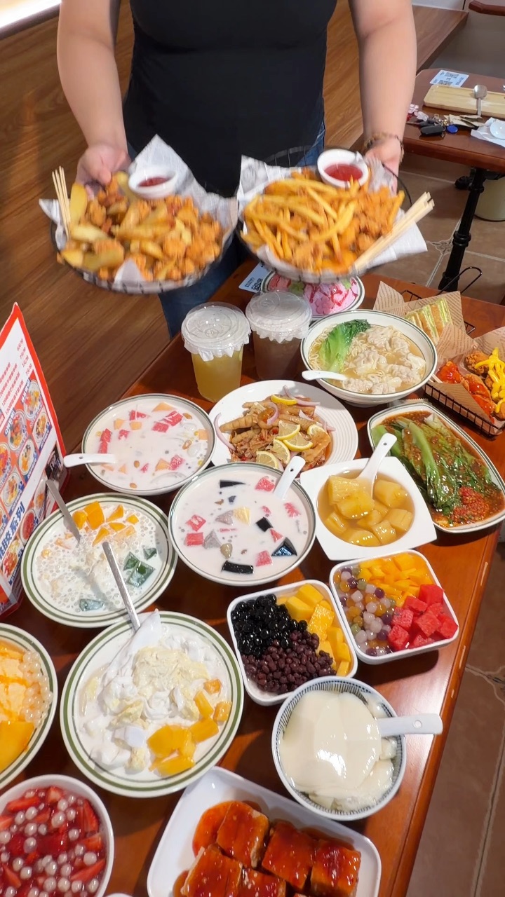 藏在海景路里的宝藏小吃➕甜品店 小吃｜面食｜糖水｜饮品全覆盖 品类齐全 实惠划算 闺蜜小聚、同学约会刚刚好 氛围感拉满！  . 🔥推荐： ✔️椰汁榴莲河粉 软糯河粉融合浓郁榴莲香 搭配醇厚椰汁 香甜丝滑 ✔斑斓咖椰吐司 每次bi点‼️外皮烤得薄脆 浓郁椰香搭配斑斓酱和黄油片 香甜酥脆好吃不腻  ✔韩式炸鸡 外酥里嫩 搭配蜂蜜芥末酱 一口咬开汁水满满 ✔奥尔良烤中翅 外皮焦香入味 肉质鲜嫩 解馋小食...