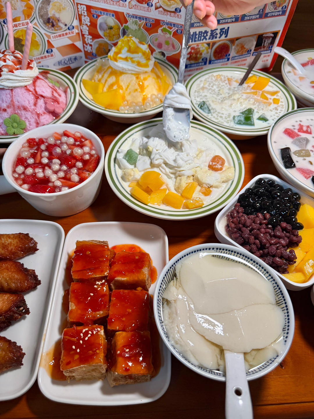 夏日元气（海景店）湛江暑假聚会打卡好去处。。。便靓正又好吃😋  藏在海景路里的宝藏小吃➕甜品店 小吃｜面食｜糖水｜饮品全覆盖 品类齐全 实惠划算 闺蜜小聚、同学约会刚刚好 氛围感拉满！  . 🔥推荐： ✔️椰汁榴莲河粉 软糯河粉融合浓郁榴莲香 搭配醇厚椰汁 香甜丝滑 ✔斑斓咖椰吐司 每次bi点‼️外皮烤得薄脆 浓郁椰香搭配斑斓酱和黄油片 香甜酥脆好吃不腻  ✔韩式炸鸡 外酥里嫩 搭配蜂蜜芥末酱 一...