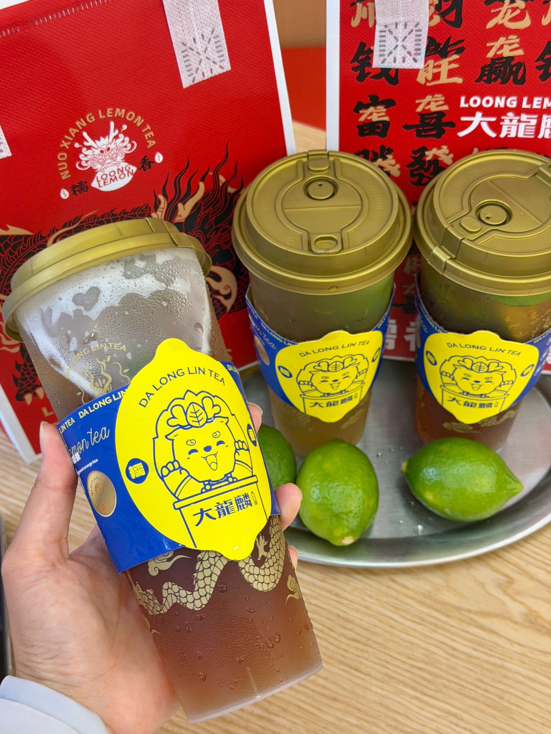 谁懂啊😭湛江夏天续命全靠这家大龙鳞柠檬茶 喝完直接沦陷 一口直接驱散湛江闷热 清爽到上头 真的是近期喝到的zui夯的一杯‼️  - ✔️大龍麟糯香柠檬茶 完全区别于普通柠檬茶 主打特色糯香柠檬茶 入口清爽不涩 不甜腻 茶香、柠香、糯香层层叠加 口感独特 大口喝ju解压 越喝越回味！ - 门店新开业福利超划算 第二杯直接半价！不管是逛街解暑、日常下午茶、打工续命、饭后解腻 喝它都超合适 赶紧🐛这家新...