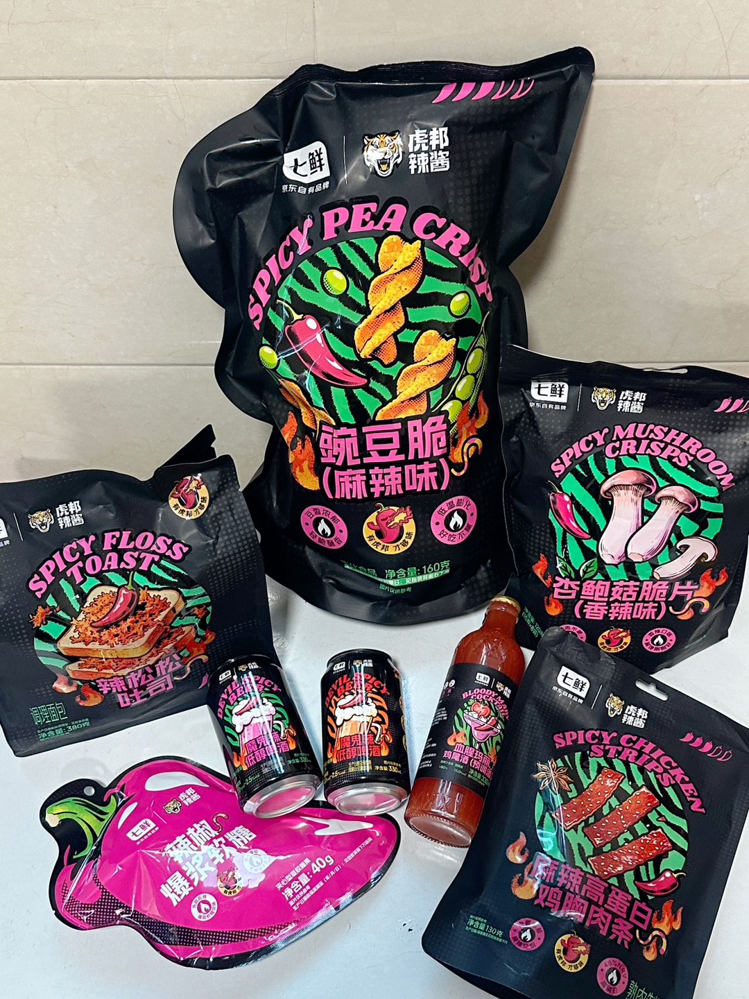 嗜辣党集合！七鲜×虎邦魔鬼辣全系列测评🔥嘶哈嘶哈  正文：  七鲜和虎邦这次搞了个大的，魔鬼辣联名全系列直接给我辣到天灵盖😭  谁还不知道虎邦魔鬼辣的威力，辣而不呛、越吃越上头，这次啤酒、软糖、零食、调酒全都有，脑洞拉满！  🍻 魔鬼辣低醇啤酒（中辣/重辣）  我试了重辣款🔥一口下去麦香酒香混着辣劲直冲脑门，酒精度才2.0%，低醇但爆辣！限量10000瓶，能抢到算你赢😭  🍸 血腥玛丽预调酒  不...