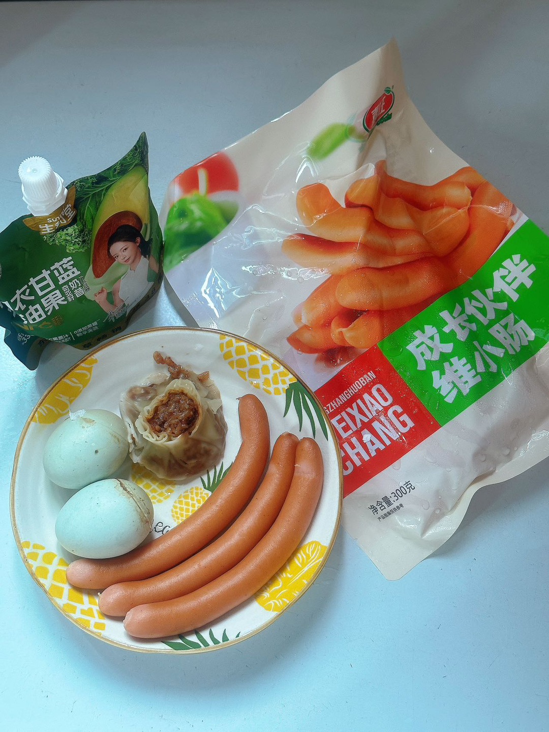 第一次试喜旺这款维也纳小肠直接惊艳到！ 被烟台朋友种草的本地特产喜旺小肠！ 胶东传统熏制工艺，拆开包装淡淡的果木烟熏香气 做法巨省事，蒸/煎/空气炸锅都适配 肠衣脆嫩，肉扎实，口感紧实不柴～咸香适口 早上赶时间当早餐、晚上嘴馋解馋都合适 已经加入我的冰箱常备清单～ #喜旺维也纳小肠 #空气炸锅美食 #懒人早餐 #喜旺 #喜旺维也纳小肠 #迷你肉肠 #懒人早餐 #宝宝零食 #空气炸锅食谱 #快手早餐...