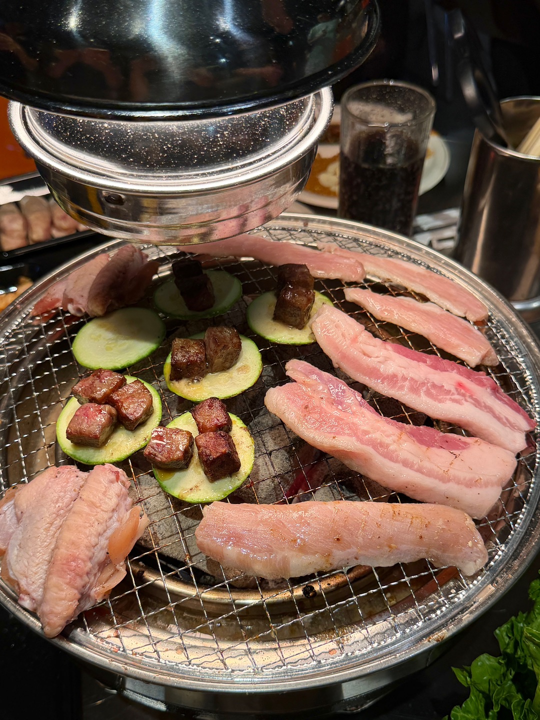 下班和周末放松好去处 这里空间开阔氛围感十足 咖啡、钓虾、炭火烤肉一站式集齐 敲适合遛娃、情侣约会、朋友小聚 养宠家庭也能放心冲🐛 - ✔️趣味钓虾池 超大钓虾场地 池里罗氏虾生猛活跃 大人小孩都能沉浸式体垂钓乐趣 亲手钓上来的鲜虾 可以现场直接加工 收获的美味 吃起来成就感满满 解压又好玩 ✔️特色创意咖啡区 推荐👉🏻白兰与凤梨的夏天和白兰生风 果香与咖啡风味融合恰到好处 清爽解腻 环境舒适 午...