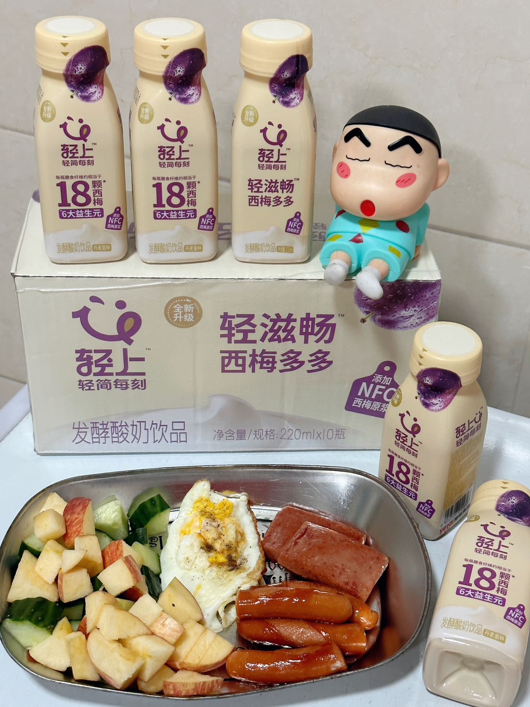 夏日清爽饮品~西梅酸奶承包我的饭后时光! 告别甜腻奶茶，近期无限回购这款西梅酸奶饮品🧃 用料很实在，添加NFC西梅原浆搭配6大益生元，单瓶膳食纤维约等于18颗智利进口西梅，配方温和，敏敏体质也能放心喝。 口感温润顺滑，酸甜果香很自然～  220ml迷你小瓶设计太贴心，体积小巧不占地方，通勤放包里、聚餐随身带、短途出游揣一袋都没问题。 平时久坐办公、经常吃火锅烧烤、重油外卖，饭后喝一瓶舒缓口感，夏天...