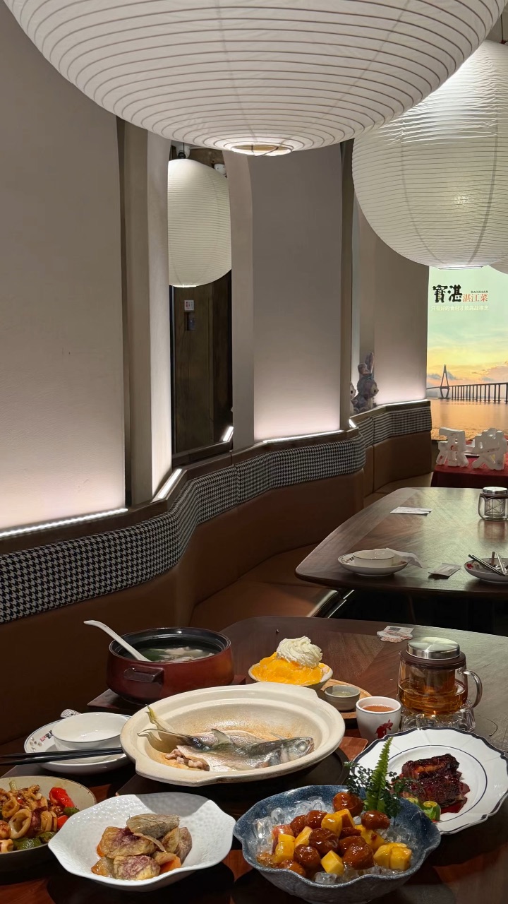 ✔️油盐焗徐闻马友鱼 砂锅锁住鲜味 鱼肉紧实细嫩 很有地道湛江海味 ✔️芒果冰花 绵密冰沙搭配新鲜芒果果肉 冰凉顺滑 清爽解 ✔️秘制黑叉焼 蜜汁很入味 叉烧肥瘦相间 裹满酱汁肥而不腻 ✔️冰镇咕噜肉 冰火两重天 咕噜肉冰凉薄脆 紧实爽口 - 🏠：宝湛 湛江菜 🈺：11:00-15:00 17:00-20:30 📍：霞山区金融大道湛江招商花园城三楼L3-19号商铺  #湛江观景餐厅#精品湛江菜
