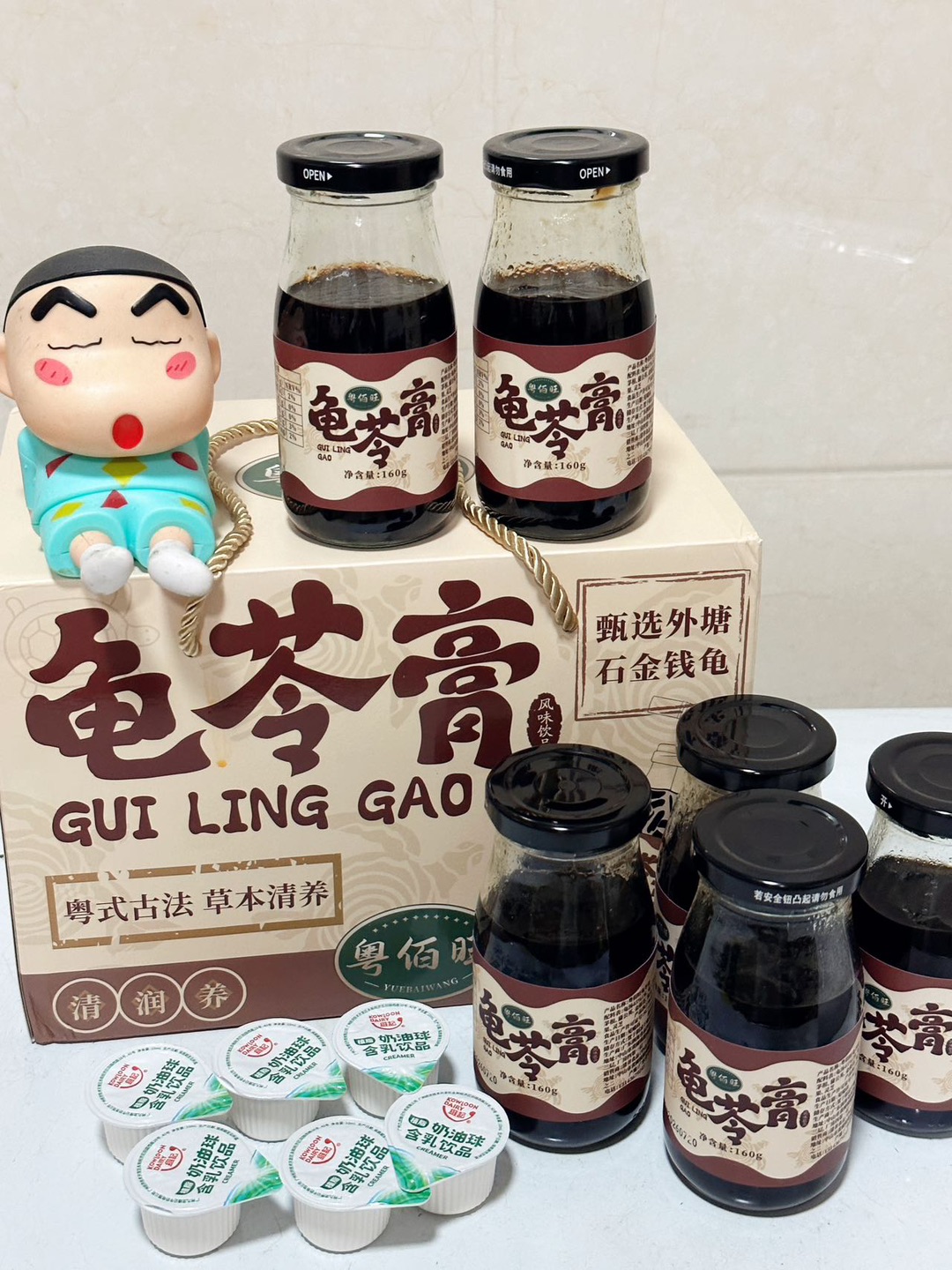 三伏天续命小甜品🍃清爽不腻的古法龟苓膏  一到夏天就很爱这种清润的草本小食！ 广东朋友安利的古法龟苓膏，真的太适合燥热天气了☀️  不同于市面上普通款 它是地道粤式古法配方 搭配茯苓、金银花、蒲公英等天然草本食材 入口是很纯正的草本清香 微微苦、回甘很舒服，口感特别纯粹💚  0脂配方，没有多余杂味和添加剂 日常当下午茶、饭后小甜品吃超安心  我超爱它的吃法！ 每瓶都自带奶油球🥛 不用自己准备材料，...