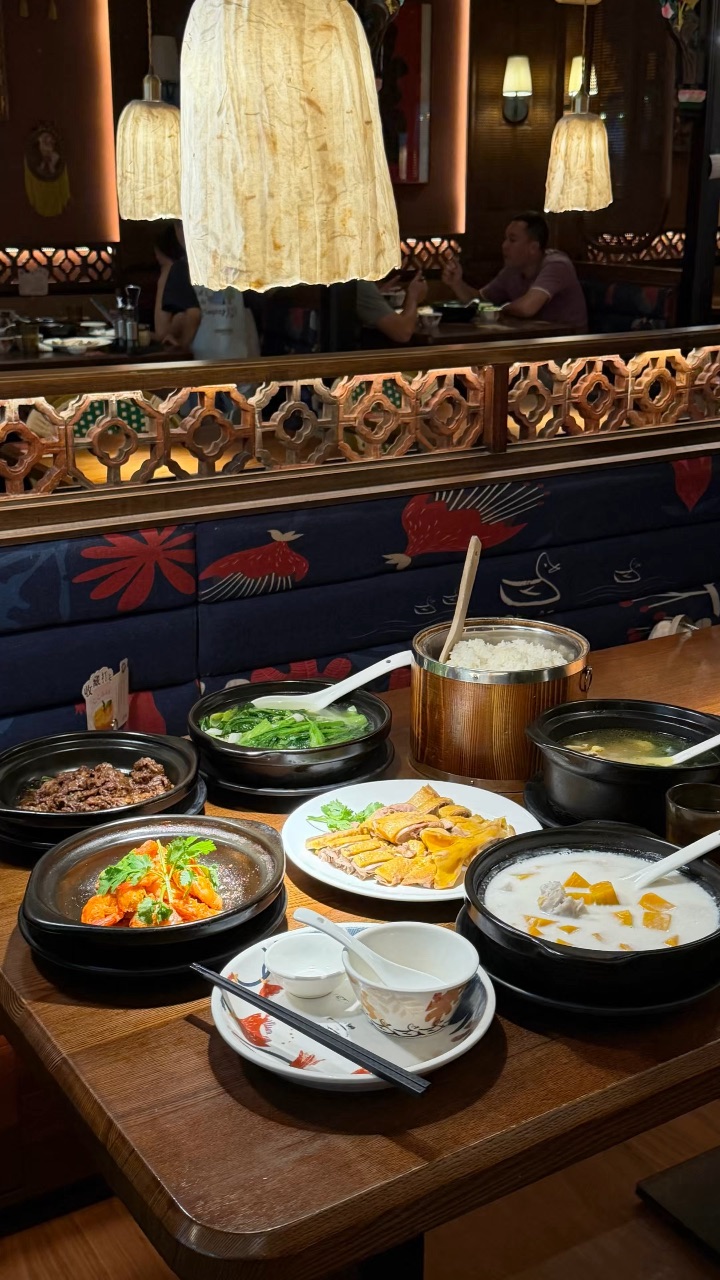 吃鸭仔饭👉🏻认准猛料鸭仔饭 一进门瞬间被环境圈粉 岭南复古格调 满满一桌地道粤西风味 无论是朋友聚餐、情侣约会都很合适‼️  . 🔥推荐： ✔️瓦撑焗软壳虾 瓦煲锁鲜高温焖焗 虾肉鲜甜入味 ✔️薄荷煲鸡汤 清新薄荷融入鸡汤 汤色清甜 去腥解腻  入口自带草本香气 温润不燥热 喝完浑身舒畅 ✔️姜汁焗牛肉 浓郁姜汁充分渗入牛肉 牛肉紧实鲜嫩  姜香中和肉腥 越嚼越香 下饭一绝！ ✔️原味猛鸭 招牌b...