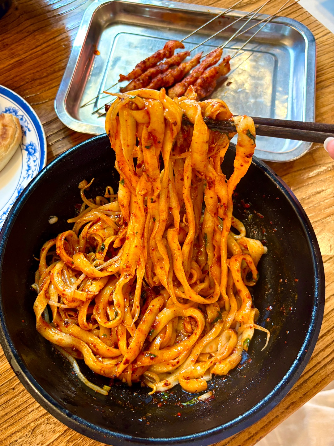 食在青岛|一口入魂30年油泼面就藏在老城区巷子里