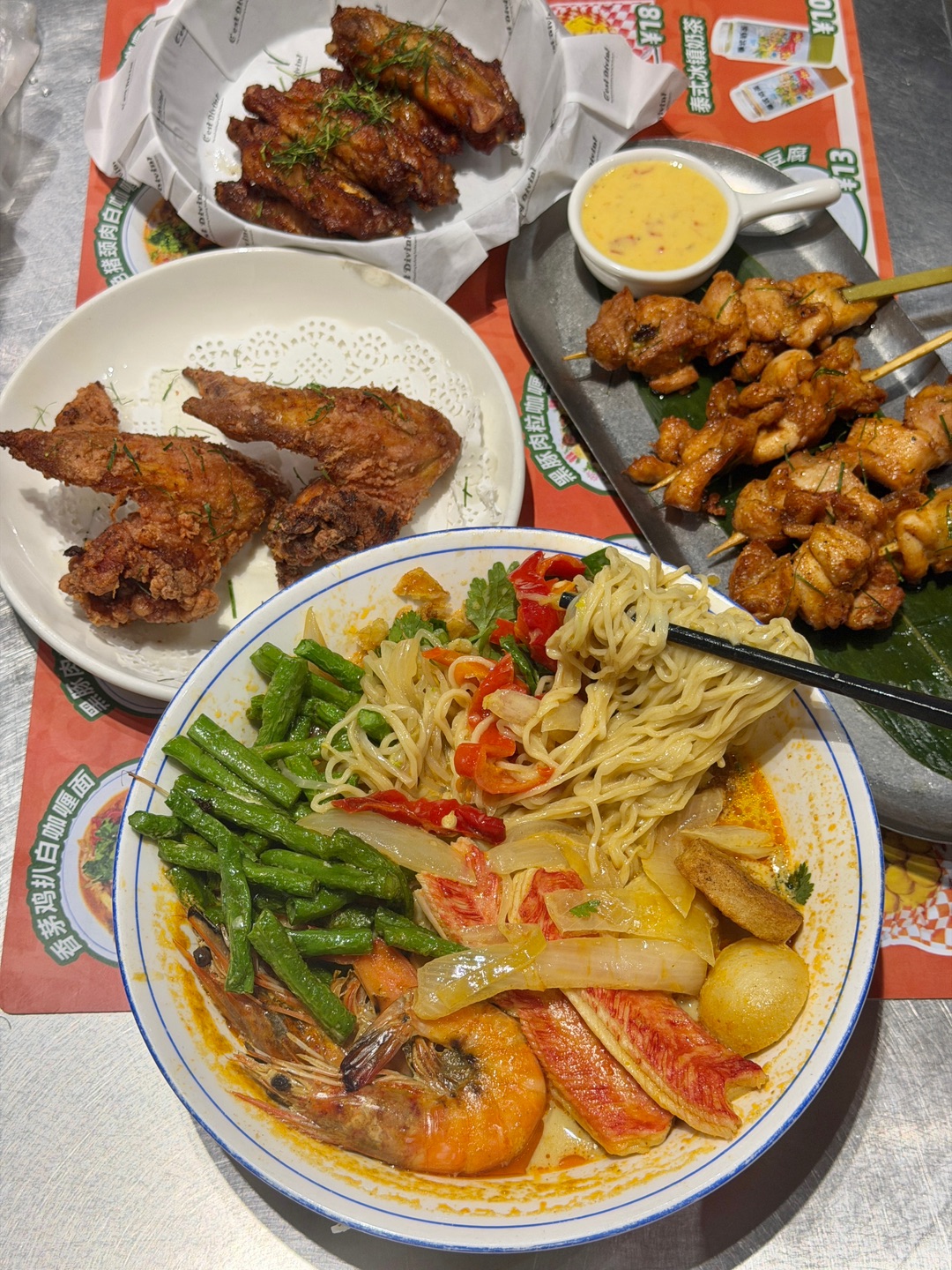 藏在赤坎老街的宝藏小店 盲点🈚️踩雷 出品的味道一如既往的好 性价比很🉑  . 🔥推荐： ✔️脆皮大鸡腿肉酱饭 炸鸡腿外皮烤得咔嚓酥脆 肉质嫩到爆汁  裹上肉酱 伴着米饭吃 味道很赞 ✔️招牌海鲜白咖喱面 奶fufu的椰香白咖喱汤底 醇厚柔和不会腻  面条劲道爽滑 牢牢吸饱咖喱汤汁 嗦面一口沦陷 ✔️泰式街头鸡肉串 鸡肉外焦里嫩 肉质紧实不柴 很有东南亚风味 ✔️泰式酥炸豆腐 外酥里嫩的豆腐 裹着...