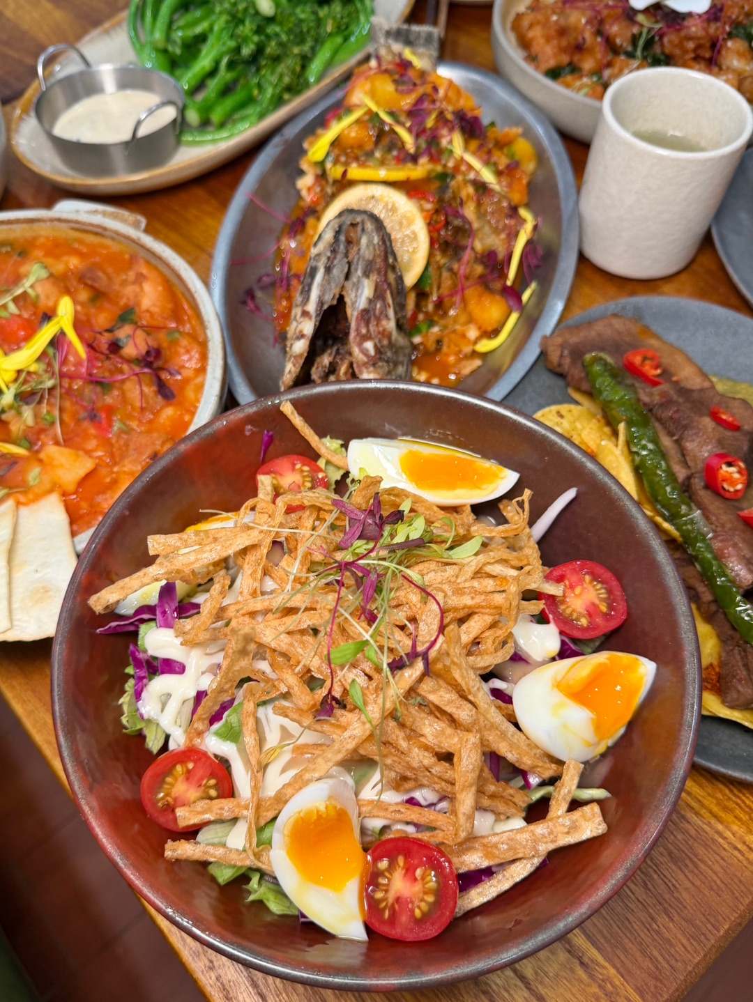 野栀子 云贵川 bistro（世贸店）在赤坎世贸挖到氛围感拉满的云贵川bistro 高级雅致的装修环境 不管情侣约会还是朋友小聚都超合适 人均四五十 随手拍都是精致漂亮饭 每到饭点座无虚席‼️ . 🔥推荐： ✔️傣味手撕鱼 很有傣族风味的一道菜 鱼肉肉质鲜嫩 ✔️辣味洋芋油焖鸡 土豆泥裹着嫩滑鸡肉 洋芋香辣软糯 拌饭一绝 ✔️川味烧椒牛舌 牛舌切得厚薄刚好 脆嫩弹牙完全不柴 越嚼越香 ✔️ 苹果木...