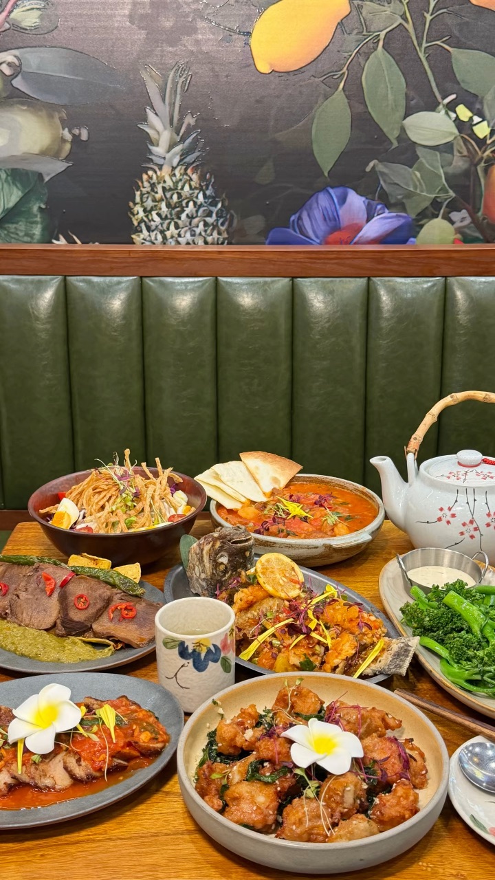 在赤坎世贸挖到氛围感拉满的云贵川bistro 高级雅致的装修环境 不管情侣约会还是朋友小聚都超合适 人均四五十 随手拍都是精致漂亮饭 每到饭点座无虚席‼️ . 🔥推荐： ✔️傣味手撕鱼 很有傣族风味的一道菜 鱼肉肉质鲜嫩 ✔️辣味洋芋油焖鸡 土豆泥裹着嫩滑鸡肉 洋芋香辣软糯 拌饭一绝 ✔️川味烧椒牛舌 牛舌切得厚薄刚好 脆嫩弹牙完全不柴 越嚼越香 ✔️ 苹果木熏焦糖蒜香骨 用苹果木慢熏出来的排骨 ...