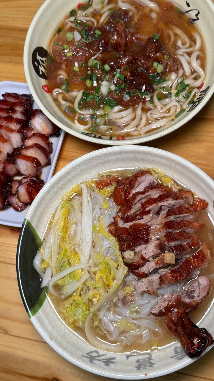湛江赤坎老街附近。。。平价好吃的宝藏粉店！！ 湛江赤坎老街！！！本地人都爱去的香邕坊烧鸭粉  来赤坎老街逛骑楼 别只找网红店 这家藏在春风路的六香邕坊 才是本地人的日常干饭据点 人均十几块吃到满足‼️ - 1️⃣店里每日现烤烧腩 刚出炉的烧鸭油光锃亮 脆皮咬下去咔嚓作响 油脂顺着肌理流进汤粉里 汤底瞬间鲜上一个档次🤩 ✔️新品秘制牛腩粉 牛腩软糯入味 爽滑河粉吸饱浓郁肉汤 搭配自助小菜 一碗下肚超...