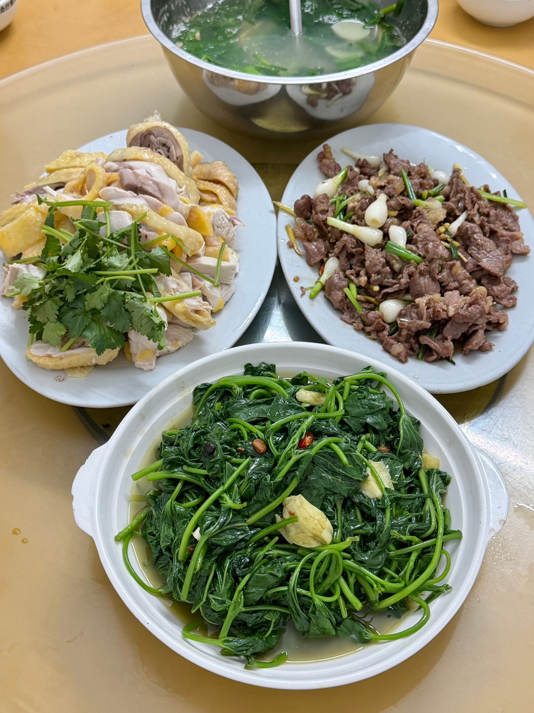 没有花里胡哨的菜式 主打食材新鲜、锅气十足 本地人经常组队来吃 朋友聚餐、家庭小聚都很合适 - ✔️招牌白切鸡 皮黄肉嫩 鸡皮爽滑不腻 鸡肉紧实充满鸡本味  原汁原味蘸上姜葱酱汁好好吃🤤 ✔️荞葱爆炒牛肉 新鲜牛肉大火快炒 肉质鲜嫩不柴 越嚼越香 ✔️芥菜白贝清汤 白贝的鲜融入芥菜 汤水清爽回甘 解腻一流  - 🏠：陈旺大排档 📍：廉江市325国道东50米