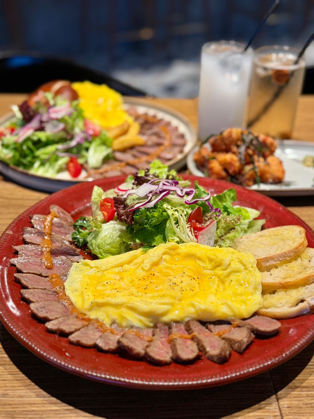 湛江新开的。。。敲适合二人食平价氛围感简餐！！  复古氛围感敲出片，约会餐厅名单+1 - 🏠：麦兽融合料理•Brunch•Coffee 🈺：11:00-21:30  📍：霞山区招商国际邮轮城•海杨外滩一楼1F-11