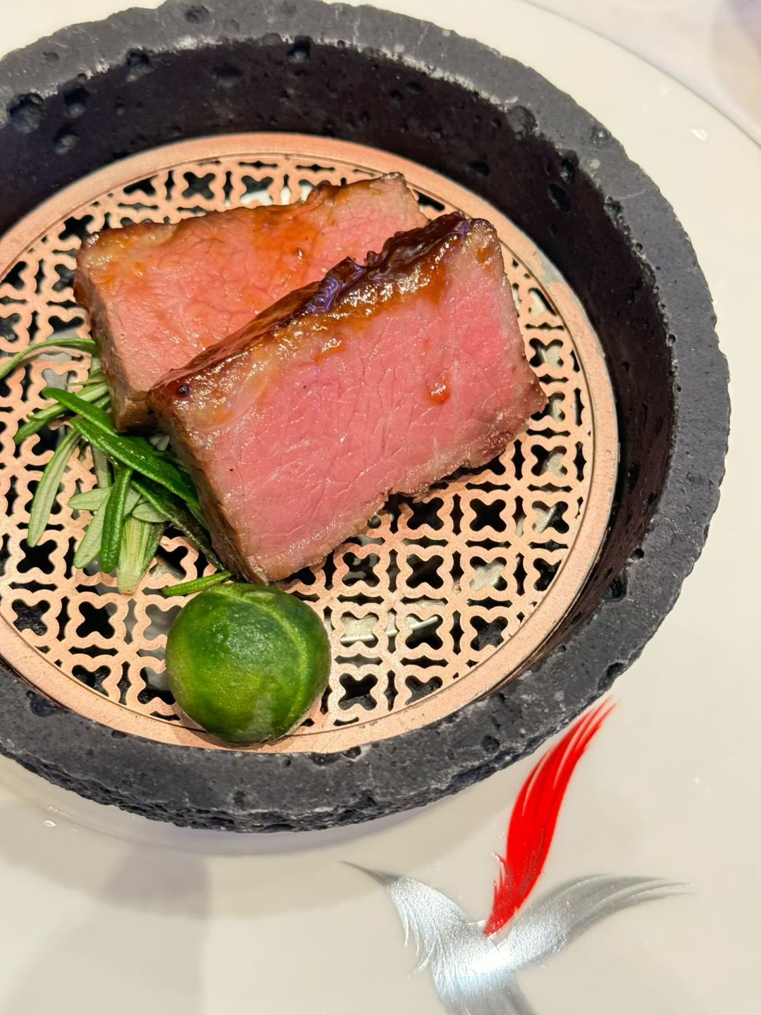 福布斯中国——福厨餐桌西安站，肖师傅用粤菜技法云南食材演绎了一餐饕餮美味。肖师傅深谙粤菜烹饪精髓，又巧取云南山野原生食材，以娴熟地道的粤式烹饪手法，重塑山野本味，打造出一席兼具粤式雅致清鲜与云滇野性醇厚的特色盛宴，让南北风味巧妙碰撞、完美交融，带来全新的味蕾体验。