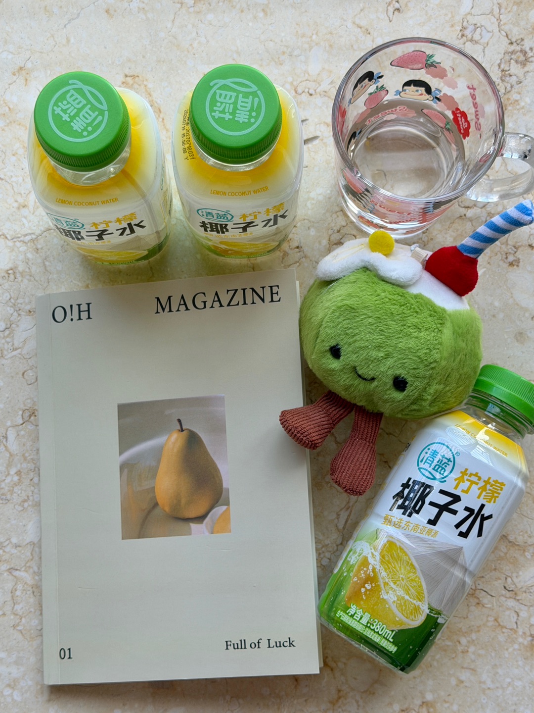 小小慢跑打卡，一瓶柠檬椰子水轻松拿下！！！  坚持慢跑健身一段时间 终于摸清运动科学补水思路 很多人运动出汗只会猛灌白水或者直接买市售运动饮料 对比下来我更偏爱天然柠檬椰子水 没有多余添加剂 健身喝更安心🤩 - 近期无限回购👉清蓝柠檬椰子水 甄选东南亚优质椰子现摘鲜取 实打实椰子水含量100% 配料表干干净净 0香精、0脂肪、0白砂糖 入口清爽甘甜 轻盈爽口 扑面而来浓郁椰香 满满天然电解质 采用...