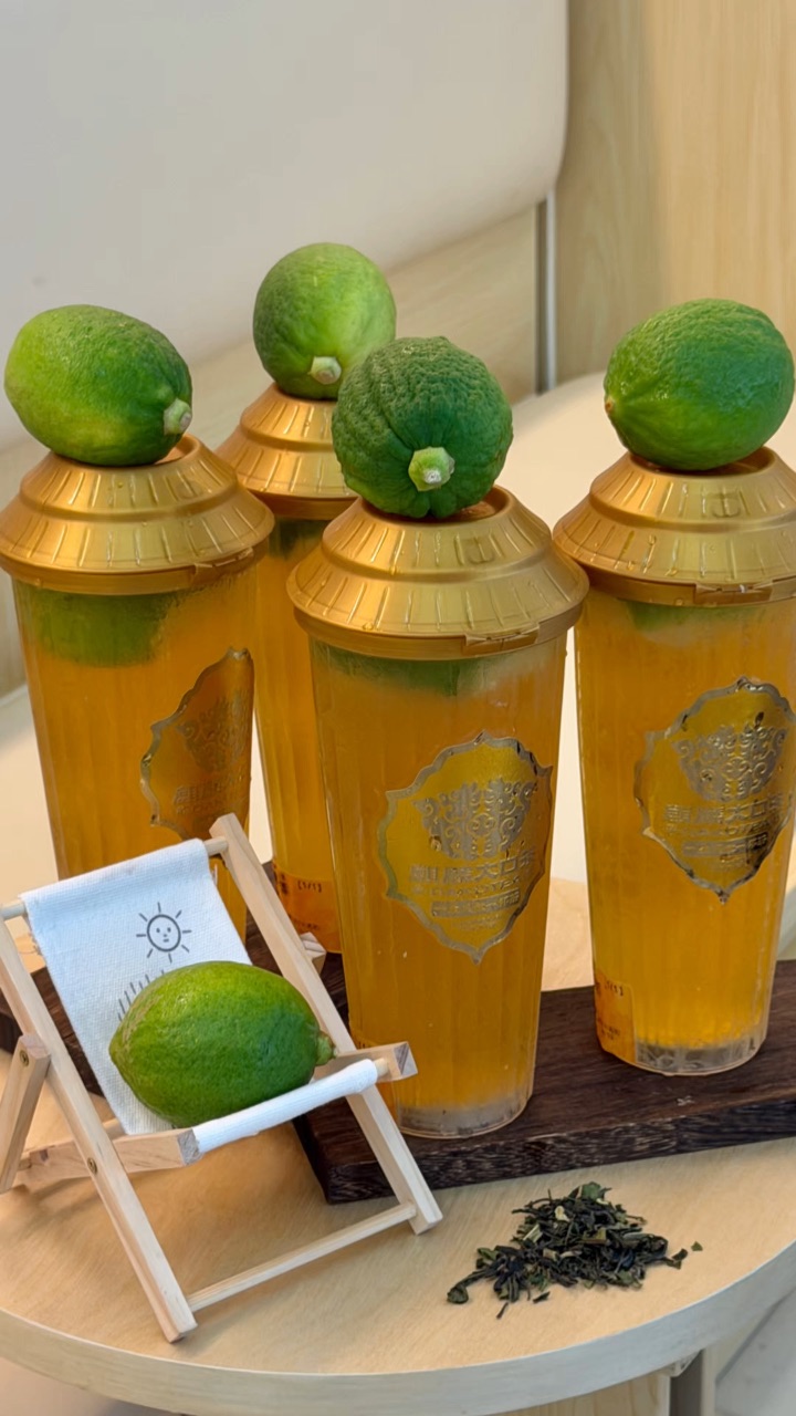 云南爆🔥 麒麟大口茶终于来湛江了！！ 地道云南本土国潮茶饮 爱喝柠檬茶给我🐛 - ✔️招牌糯香柠檬茶 店员现场鲜切纯手工摇茶 全过程看得见 云南高山毛尖茶底搭配特色糯香工艺 搭配现切厚肉麒麟柠檬 入口顺滑 先感受到茶汤温润 慢慢浮现浓郁糯米香气 尾段萦绕新鲜柠檬清香 三重风味层层交织 茶汤金黄透亮 气泡绵密 清爽解腻～ - 🏠：麒麟大口茶（湛江万达广场店） 🈺：10:00-22:00 📍：霞山区泉...