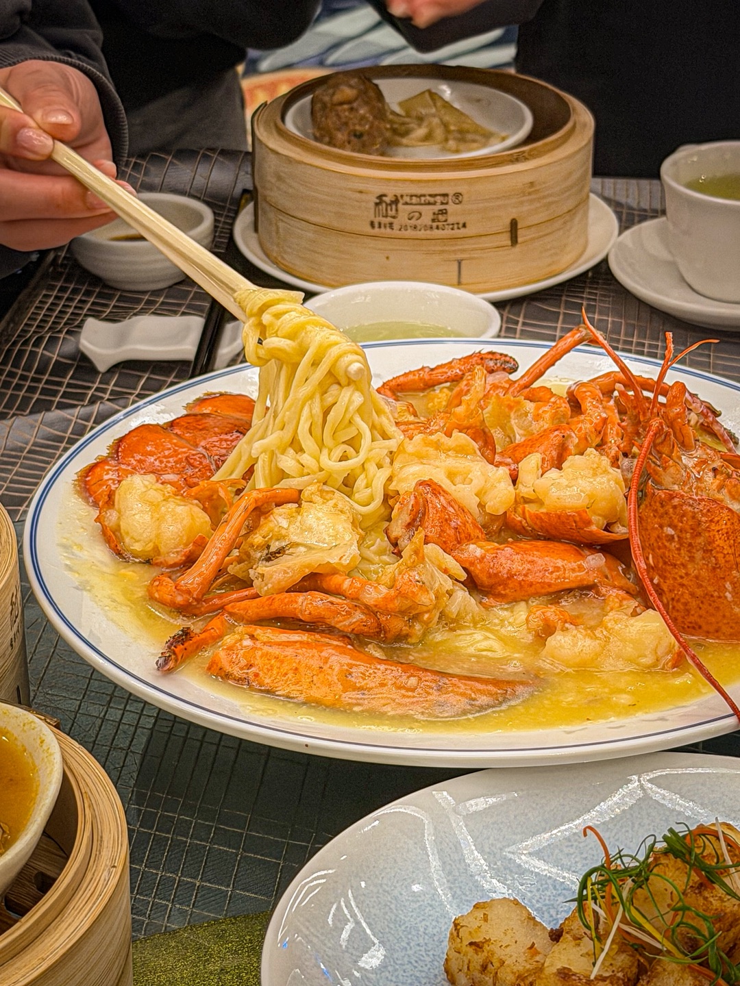 澳门威尼斯人早茶！本地人私藏手工港式点心茶楼  来威尼斯人别只挤美食街 挖到商场内超宝藏海鲜酒家 威尼斯人商场开门最早的点心店👉🏻午市不休息 点心供应直到17点 晚起游客也能慢悠悠吃早茶 - ✔️必点手工港式点心 招牌虾饺皇、原只鲍鱼烧卖皇每日师傅现做 皮薄爆汁用料扎实 不止点心 店里还有明炉烧腊 地道湘川菜和新鲜海鲜 一桌满足老人小孩、朋友聚餐全口味需求‼️ ✔️逛商场前先来饮茶刚刚好 午市点心...