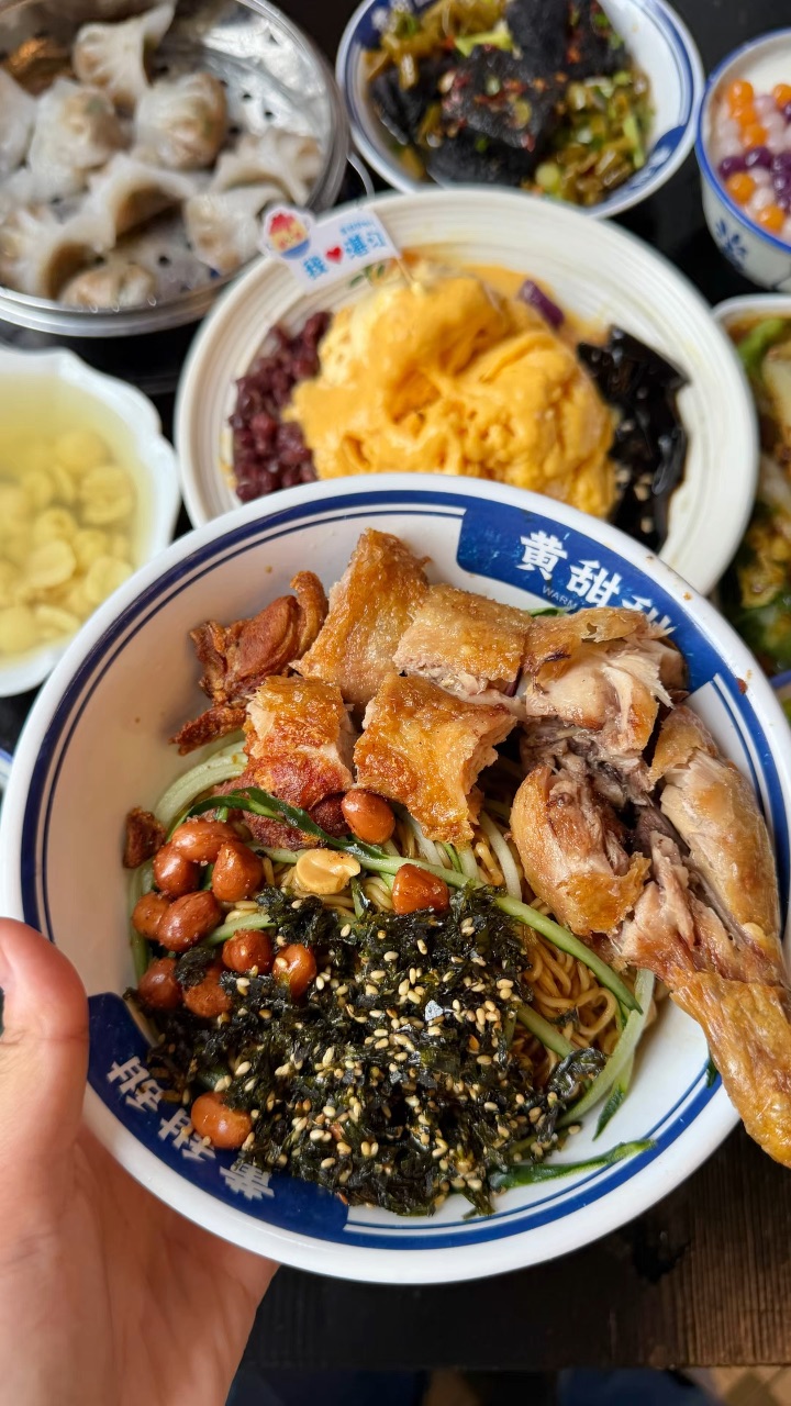 ✔️湛江鸡屎藤 本地特色限定糖水！独特草本风味 清热又润口 ✔️鸳鸯粉 槐花粉➕斑斓粉 口感Q弹爽滑 清爽解暑 ✔️大脆皮鸡腿葱油拌面 超大只脆皮鸡腿外酥里嫩、肉量超足 搭配葱香浓郁的手工拌面 咸香够味 饱腹又过瘾！  🏠：黄甜甜糖水铺（金沙湾店） 🈺：10:30-01:30 📍：赤坎区体育北路天润御海湾11栋1层14号