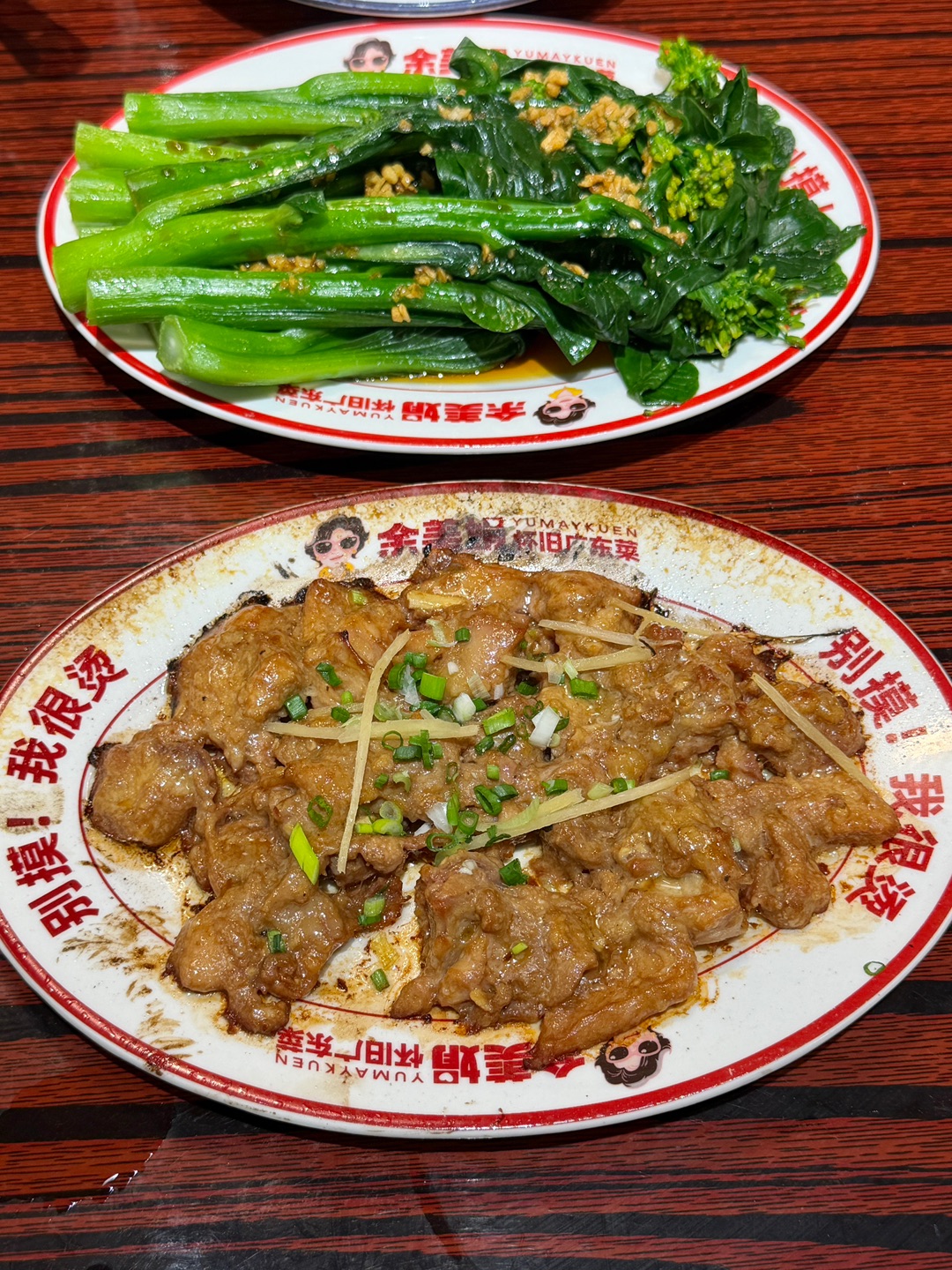 霞山干饭人bi冲的连锁生焗排骨饭 烟火气十足的地道广式生焗 性价比很🉑 招牌生焗沙姜鸡 砂锅现焗锁足鲜香 新鲜鸡肉搭配本地沙姜爆炒焖煮 开鸡肉紧实滑嫩 吸满沙姜独特辛香 咸香入味越嚼越上头。 - 🏠余美娟生焗排骨饭(鼎盛广场店) 📍霞山区新兴街道录塘路86号之五