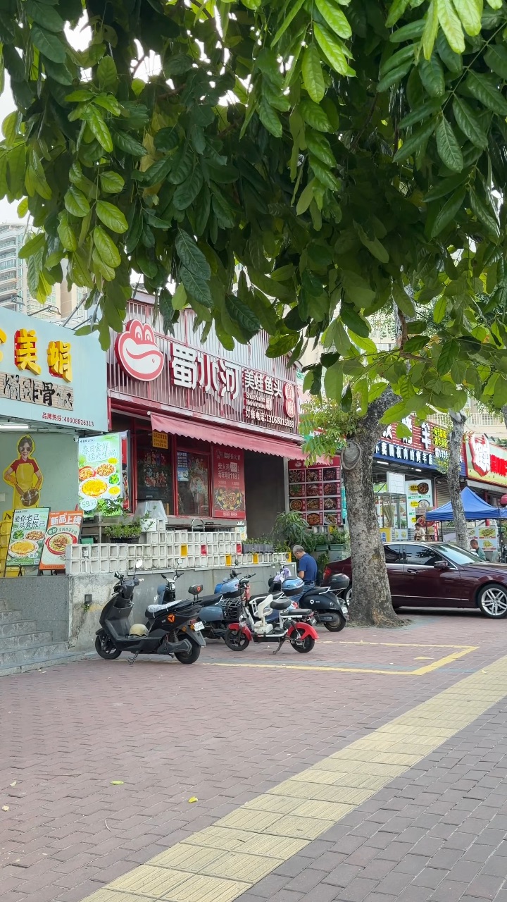 霞山附近宝子速冲 开了4年的美蛙鱼头放超大福利 专属店庆秒杀 错过直接恢复原价 两大王牌特惠tao 餐 性价比很🉑‼️ - 店内复古红调工业风环境宽敞通透 靠窗卡座氛围感拉满 无论是朋友夜宵小聚、全家聚餐 还是情侣约会都适配‼️ - ✔️99元双人尝鲜套餐 鱼头/黄骨鱼/牛蛙各1斤 三样任选两种 分量实在 5款招牌锅底随心挑选 辣度清汤全都覆盖 还有娃娃菜+土豆片+老豆腐三份配菜 还包含2人份味碟...