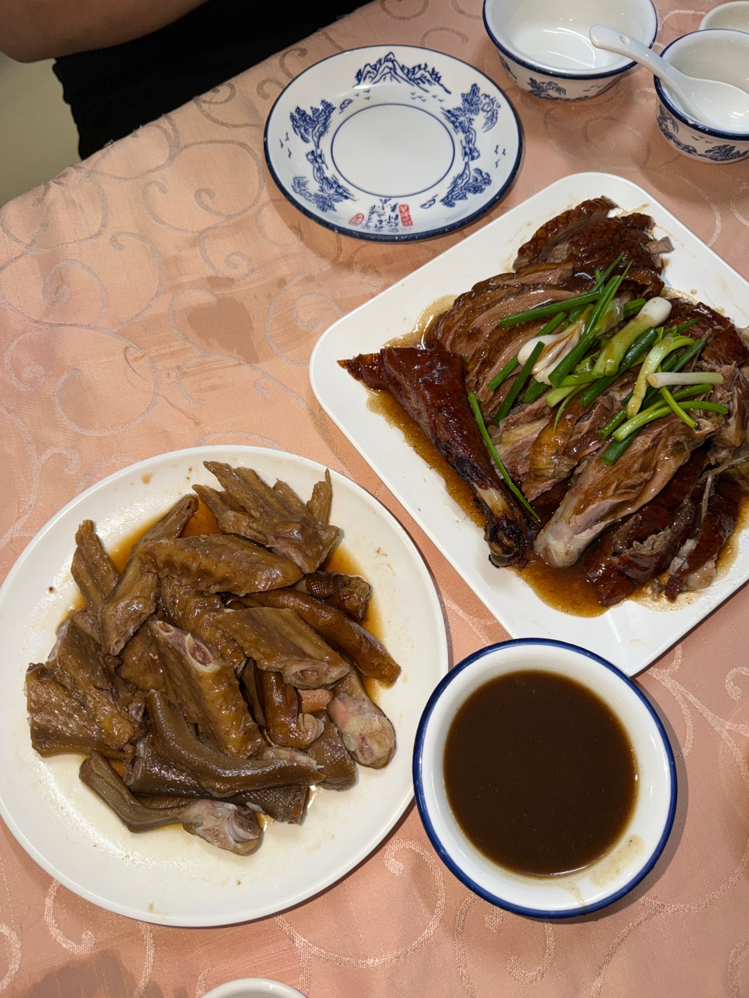 来赤坎吃地道烧鹅认准这家👉🏻开了7年的津津烧鹅 聚餐家庭吃饭超合适 镇店招牌烧鹅 表皮油润发亮 皮薄肉嫩完全入味 淋上秘制微甜鹅汁 蘸皮吃肉都巨香 肉质软嫩不柴 油脂香气越嚼越浓郁  卤水鹅掌 老卤慢卤入味 胶质满满 卤汁咸香醇厚 啃起来Q弹有嚼劲 酸甜蛋丝 金黄酥脆蛋丝搭配番茄洋葱酸甜酱汁 口感酥脆 酸甜开胃 解腻一绝‼️ 🏠：津津烧鹅(赤坎分店) 📍：赤坎区海滨大道173号物业首层1-2层