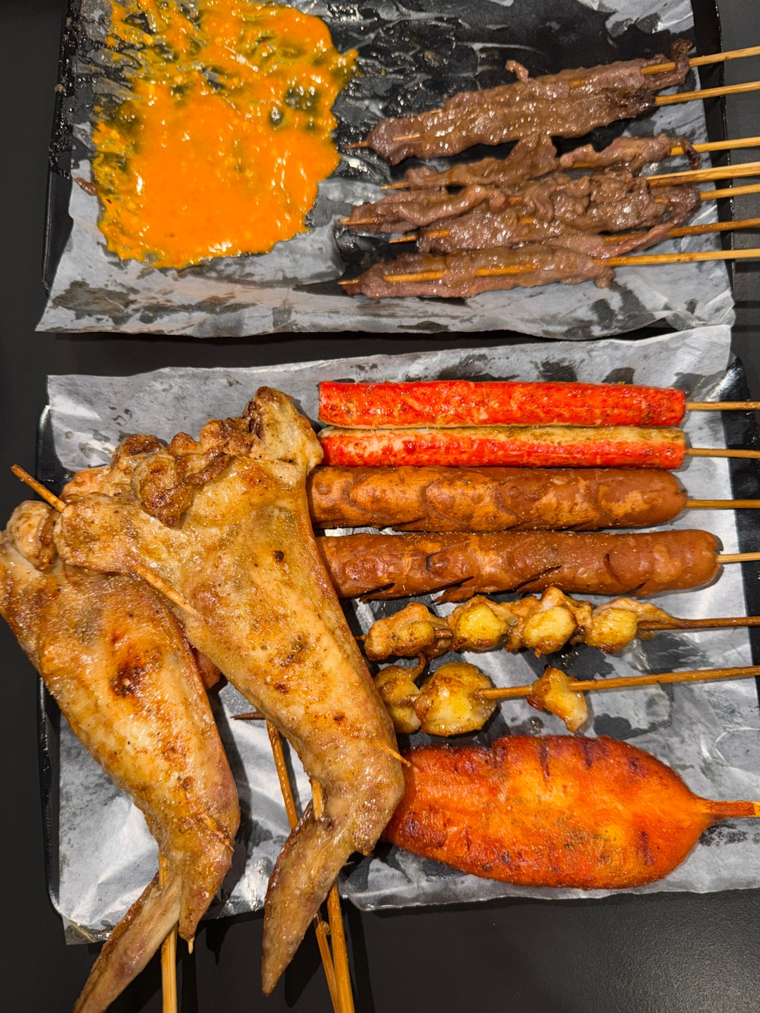 开了6年的桥边美食（原七小肥佬烧烤）本地人私藏夜宵根据地 和朋友烧烤聚餐太合适 湿辣牛肉（7成熟）点了20串 肉质嫩到爆汁 秘制湿辣酱汁裹满每一串 香辣入味越嚼越香 掌中宝 脆嫩弹牙 烤得外焦里糯 不辣口味老少都爱吃 烤甜豆腐&咸豆腐 两种风味都绝 甜豆腐软糯带蜜香 咸豆腐鲜爽入味烤面包/鸡翅膀/鸡柳/火腿肠 火候把控到位 还有虾丸片、蟹柳、鸡肾超多串品可选 荤素搭配齐全 一大桌满满烟火气！ - ...
