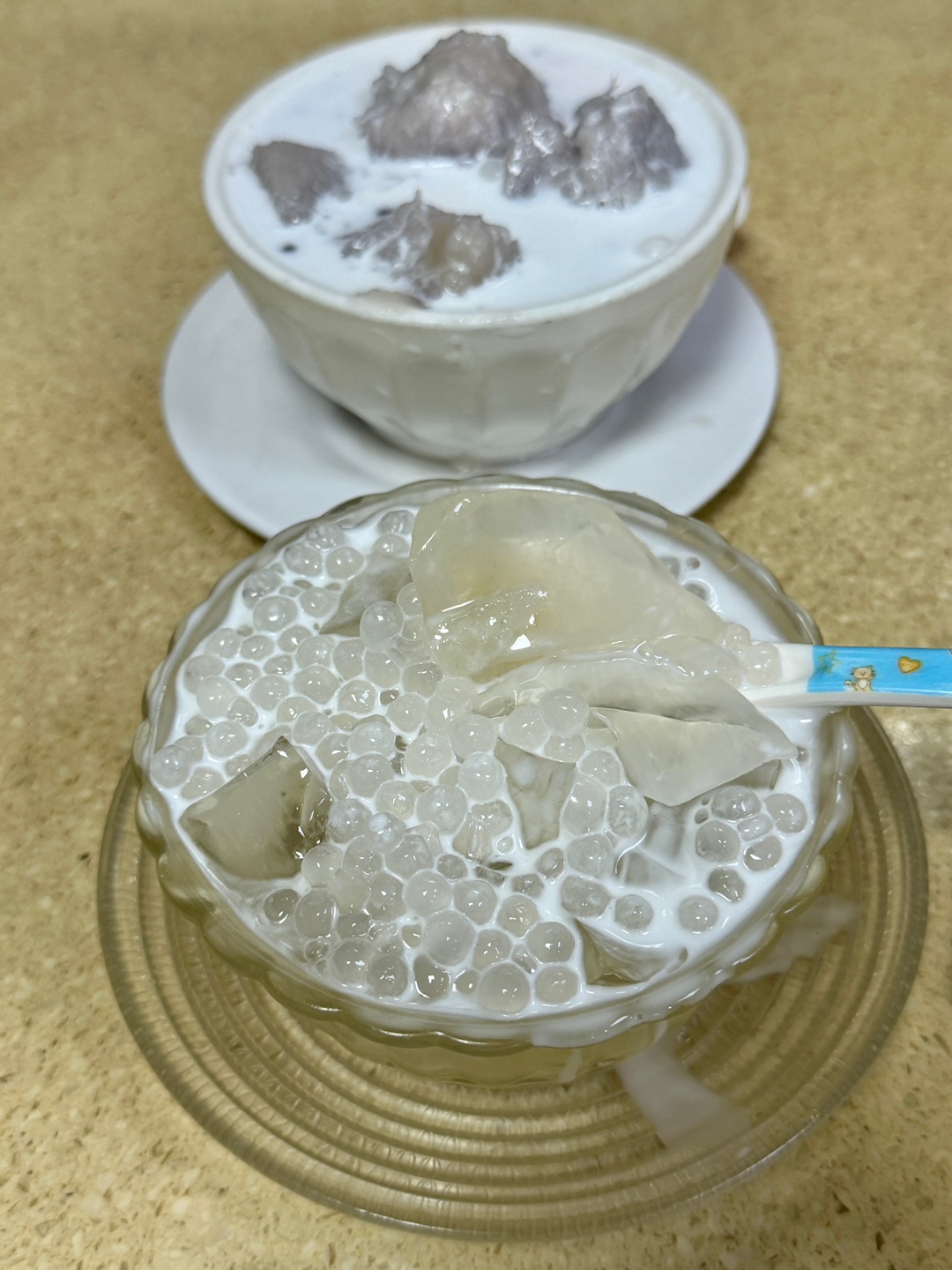 湛江赤坎15年老字号保健甜品店 本地人从小吃到大的童年味道！椰汁水晶雪梨膏通透Q弹一雪梨果肉搭配香浓椰汁 润喉又解腻 芋头糕拼萝卜糕 一份双拼一次尝到两种经典糕点 芋头糕扎实粉糯 萝卜糕清甜软嫩 微微煎过边缘焦香 咸香不腻 椰汁芋头糖水大块现熬芋头绵密起沙 西米晶莹弹牙 温润顺口  - 🏠：喜盈门保健甜品店 🈺：10:00-00:00 📍：赤坎区光复路9号十九小学斜对面