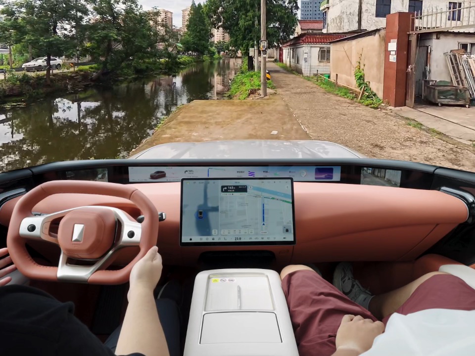 20万级智驾王炸！阿维塔07L正式上市🔥  预算20-27万想买全能纯电SUV，这次阿维塔07L直接拉满配置，华为乾崑ADS 5一步到位太香了🚗  2026.8.8新车正式上市，三款纯电版型限时权益价21.99-26.99万，至高61000元9大权益，现金补贴、终身三电质保、音响座椅免费升级全都有，购车诚意拉满💸  外观是原创未来蝶翼前脸，532黄金车身比例，弦月银、星紫多款配色颜值能打；车内大五...