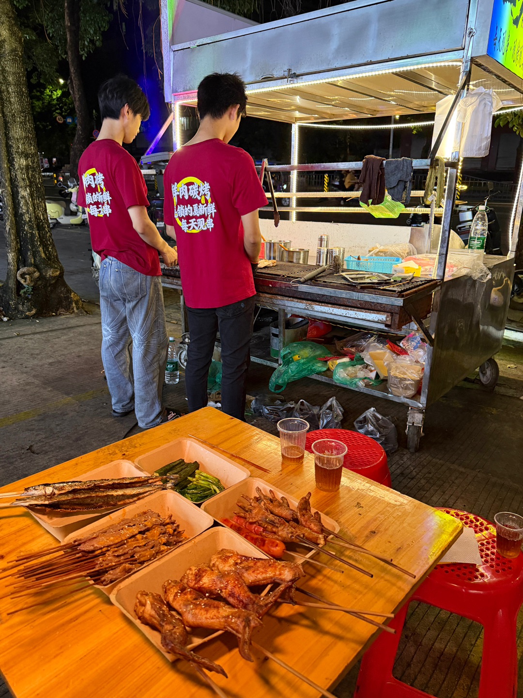 四季美食城湛江晚上想吃烧烤 这家路边摊别错过 全部现串现炭火烤 一元一串的湿辣牛肉一定要点 酱汁超入味 烤全翅、秋刀鱼、鸡爪 荤素种类超多 满满的市井烟火气 夜宵聚餐安排这里！ - ✔️湿辣牛肉串  来这必点！一元一串性价比拉满 裹上秘制湿辣酱汁 香辣带点回甜 越嚼越上头 ✔️炭烤全翅 烤得外皮焦香 撒上白芝麻 内里肉嫩多汁好好吃🤤 ✔️烤秋刀鱼 鱼皮烤到焦脆 鱼肉鲜嫩 没有很重的腥味 ✔️烤鸡爪...