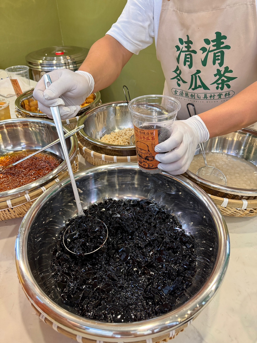 湛江这杯古法冬瓜茶🍵一口穿越到潮汕街头 湛江！不用去潮汕也能喝到的古早味冬瓜茶😭  夏天的快乐被这杯冬瓜茶承包了！这家清清冬瓜茶 专门做潮汕传统解暑茶饮 古法慢熬出来的茶底 清甜不齁 喝着完全不腻口 用料实打实 逛街逛热来上一杯 冰凉又舒服！16号周日正式开业 快给我🐛 - ✔️招牌冬瓜茶 满满一杯料超足 潮汕清心丸➕红糖海石花➕薄荷仙草糕 搭配醇厚冬瓜茶 一口喝到多重口感 回甘舒服 暑气直接一扫...