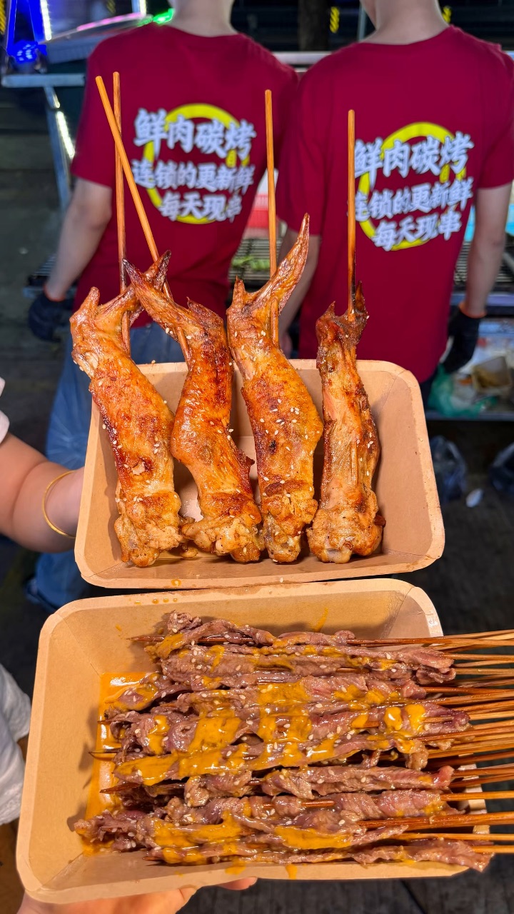 ✔️炭烤全翅 烤得外皮焦香 撒上白芝麻 内里肉嫩多汁好好吃🤤 ✔️烤秋刀鱼 鱼皮烤到焦脆 鱼肉鲜嫩 没有很重的腥味 ✔️烤鸡爪、烤时蔬 鸡爪烤得软糯入味 秋葵、韭菜锁住鲜爽  荤素搭配刚刚好 - 🏠：壹号烧烤 📍：湛江市霞山区录塘路24号西侧商铺第11间👉🏻四季美食城