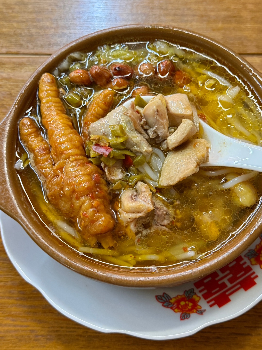 辣鸡粉💰15 鸡肉入口鲜嫩 米粉滑溜溜裹满汤汁 嗦一口就会爱上 越吃越上头 - 🏠：砂煲辣鸡粉（万达店） 🈺：09:00-23:30 📍：霞山区万达海公馆十二号楼一层06商铺