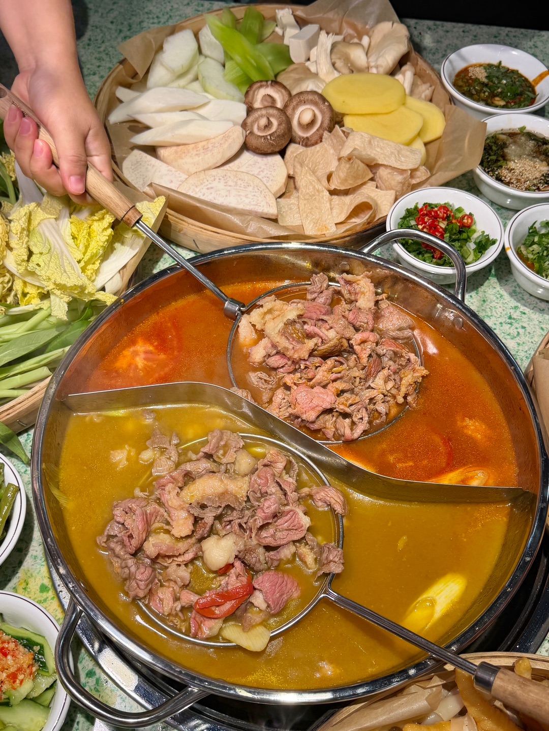 开在霞山鼎盛附近的黄牛肉火锅 很地道的市井风味气息 进门就看见师傅在明档切肉 冰柜摆放各种各样的食材 可以自己挑选 这里很适合家庭和朋友聚会 性价比很🉑 . ✔️新鲜黄牛肉论斤称 牛肉肉眼可见的新鲜  点了番茄酸汤锅底 唰菜唰肉都很清爽  ✔️虾滑/毛肚/ 黄牛肉/牛胸沟 还有各种素菜 蘸上他们家的沙茶酱吃 味道很赞👍涮几秒就可以吃啦嫩嫩的很好吃😋 - 🏠：程实•吴川黄牛肉火锅（鼎盛店） 🈺：11...