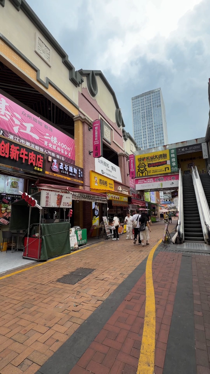 来湛江旅游根本不用带衣服 来这里准没错 价格很实惠 质量很好 款式很多 性价比很🉑️ - 门店场地400平 3000款衣服 男装女装都有  各种包包👜均价70 每天上🆕 买贵包赔 买衣服无压力 自己挑选自己试穿 全程无导购跟随 需要搭配还可以喊店主小姐姐帮你搭配 购物体验感还不错👍  - 🏠：众所周知•99自助服饰风格天堂 🈺：10:00-22:00 📍： 海滨大道128号万达广场广州湾步行街金街...