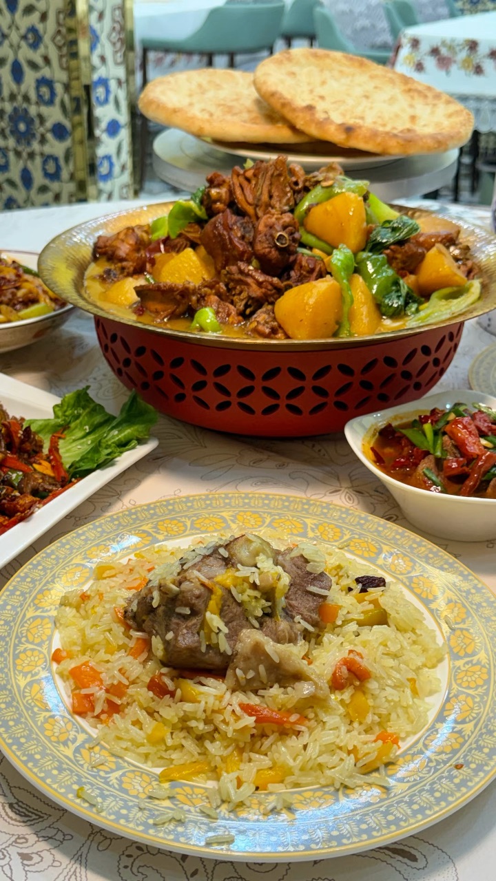 不用去新疆 在湛江也能吃上正宗新疆风味 分量足 味道正 性价比直接拉满 爱吃新疆菜的赶紧🐛 . ✔️招牌新疆手抓饭 新店福利👉🏻到店吃饭免费送！！粒粒分明的新疆长粒米 油润喷香不油腻 每一口都超浓郁 上桌轻轻松松直接光盘！ ✔️新疆大盘鸡 超大一份分量超实在 鸡肉紧实入味 鲜嫩不柴 土豆炖得软糯绵密 吸满浓郁汤汁 汤底巨香 拌面条一口入味巨下饭！ ✔️正宗新疆炒米粉 酱汁醇厚浓郁 每根米粉都裹满秘...