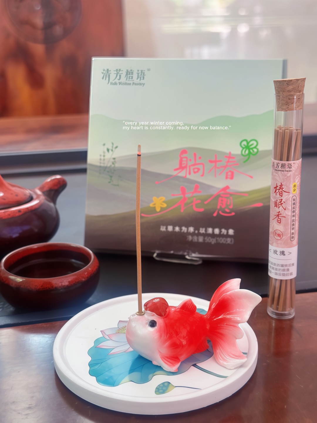 下班治愈时刻✨花香线香解锁居家松弛感  每天上班忙完回到家，整个人都闷闷的  最近挖到这款躺椿·花愈线香 真的打开了我居家松弛的开关✨  一共有4种花香：茉莉、栀子、桂花、玫瑰 不是那种廉价香精的甜腻味 闻起来就是很干净自然的花果香气 青烟慢慢飘起来，满屋淡淡的花香 一天的疲惫和燥热好像都被抚平了  ✔独立硬质香管包装，不怕断香 ✔天然草木原料，卧室书房点着很安心 ✔国风山水礼盒，自用氛围感绝了，...