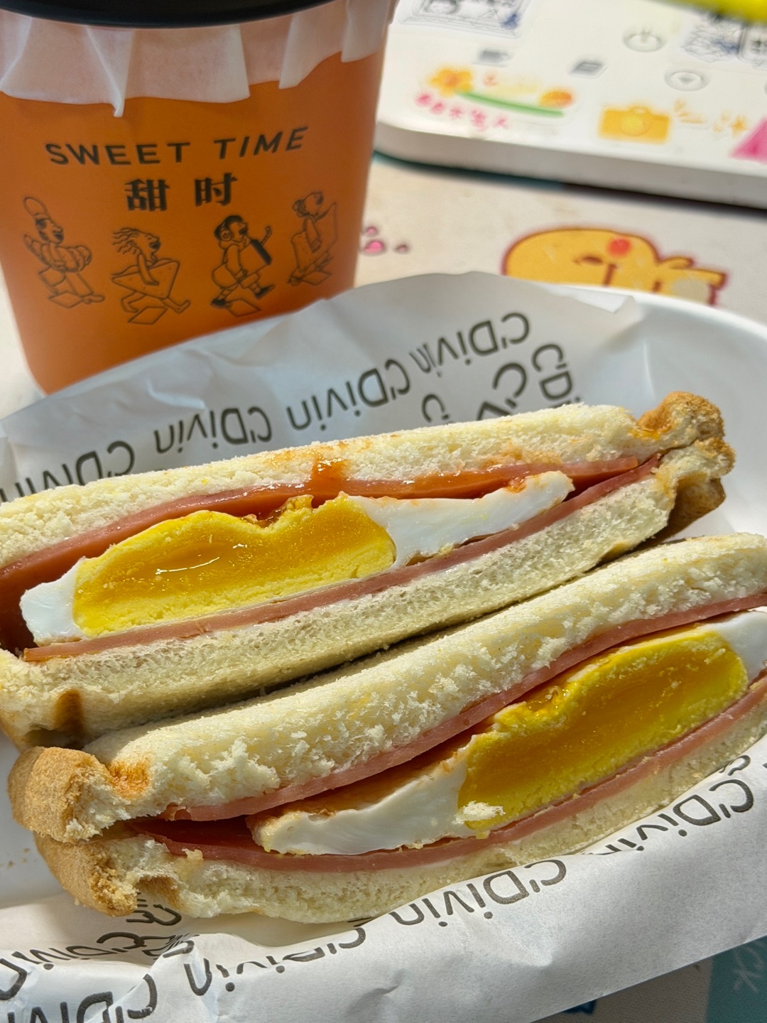 火腿煎蛋三明治🥪咸香火腿➕滑嫩煎蛋➕清爽生菜番茄 一口下去清爽解腻 - 🏠：甜时 Sweet Time 🈺：06:30-23:00 📍：开发区乐华街道假日名苑1号楼206铺