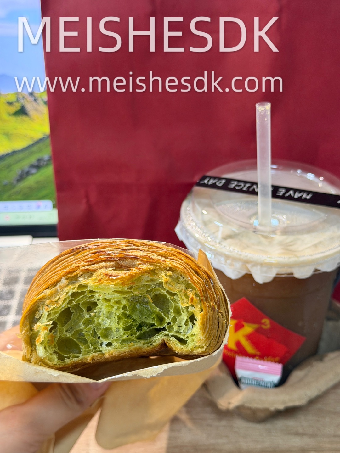 🥐抹茶可颂 外皮层层酥脆 酥到掉渣 带着淡淡的抹茶香气 内部松软 黄油香气十足 - 🏠：k3·手冲馆咖啡店 📍：湛江经济技术开发区海滨大道北12号湛江招商国际邮轮城36号楼1层03号商铺