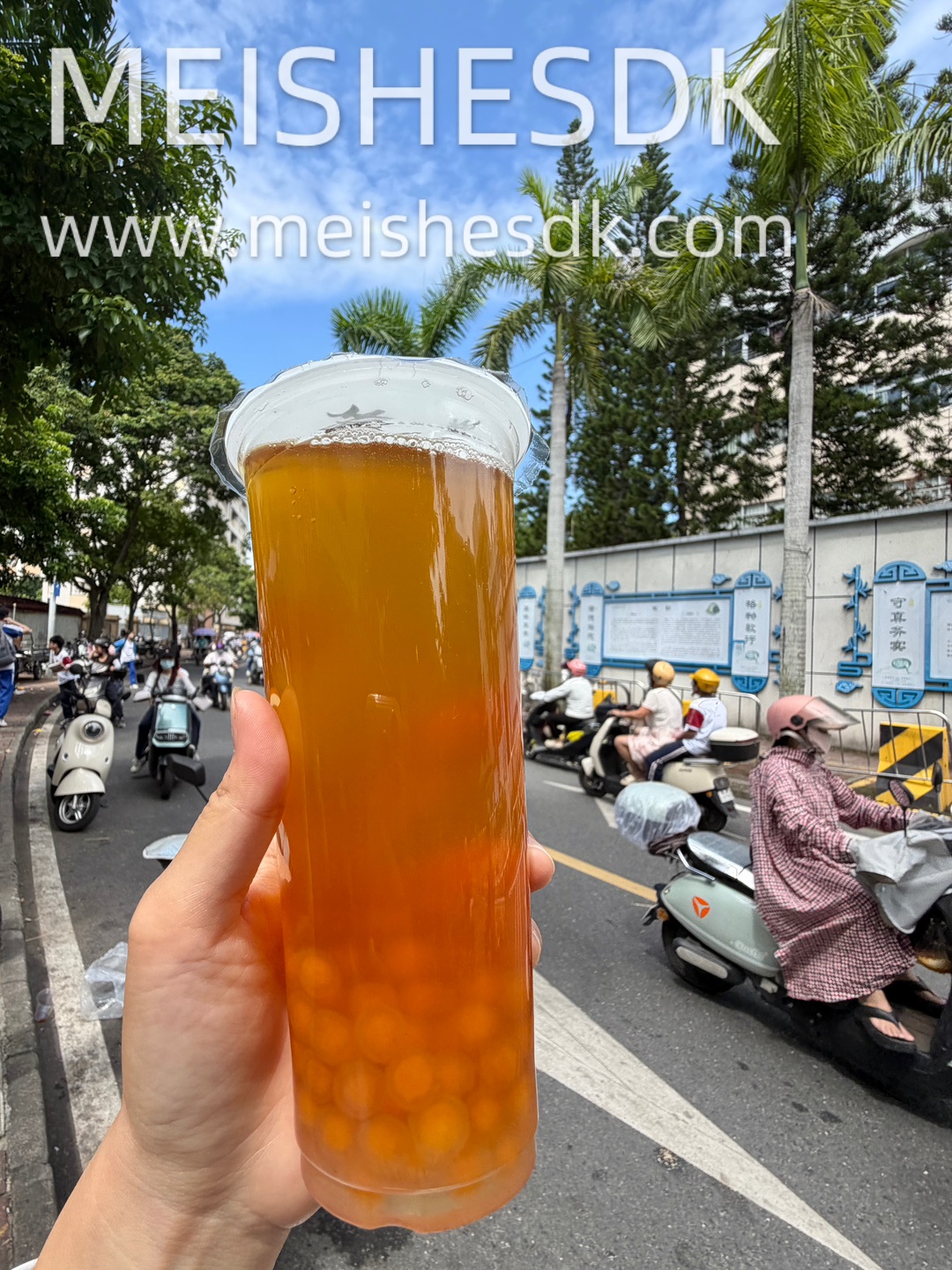在20中高中部对面枫轩奶茶店开了10几年 便宜又好喝 茉莉珍珠💰3/杯 入口清甜不腻 茉莉茶香清香持久 珍珠糯叽叽的 吃起来很有嚼劲  - 🏠：枫轩茶饮专线（二十中店） 🈺：09:30-23:00 📍：霞山区海宁一横路（即湛江市二十中高中部对面）