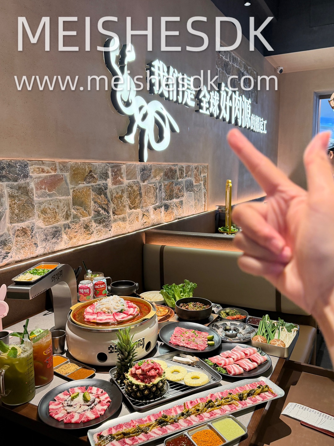 鼎盛这家烤肉太绝了‼️ 沉浸式洞穴体验 环境超出片 不管情侣约会还是朋友小聚都很合适 店员全程贴心帮烤 不用自己动手 只管大口吃肉 懒人狂喜！肉品品质真的没得挑 鲜肉国内牧场直达 和牛、牛肋条澳洲进口 吃得到实打实的新鲜‼️