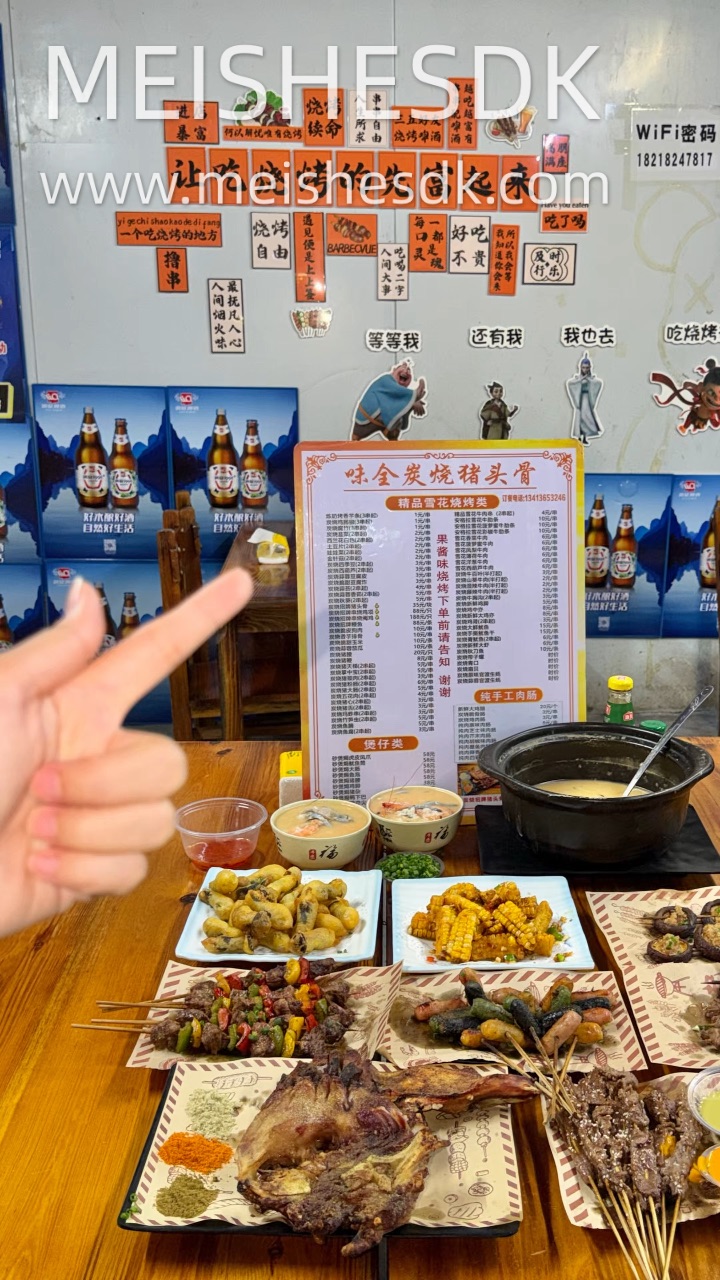 安利这家地道的烧烤小店 后厨现点烤制 新鲜度看得见 满满市井烟火气 氛围轻松又惬意  晚上约上好友撸串唠嗑 氛围感直接拉满～ . 🔥推荐： ✔️泥丁海鲜粥 一上桌香气扑鼻而来 满满都是料 泥丁鲜甜融合海味 温润养胃 ✔️ 油炸鸡枞菌 炸得金黄酥脆 外壳酥香 咬开是菌子自带的鲜甜 满满山野香气 越嚼越香 不腻口 ✔️炭烤烧猪肉骨 外皮焦香酥脆  肉质软嫩入味 炭火慢烤锁足肉香 越啃越上头 ✔️湿辣牛...