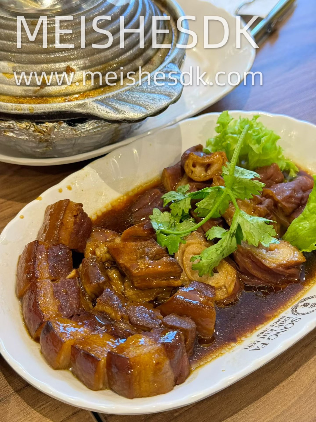 火爆的松发肉骨茶，其实就是坡县人的工作餐，十块左右的套餐会有肉、有汤、有菜、有饭…你月收入五六千，吃十块钱左右的工作餐没有压力吧，这就叫社会保障吧[呲牙]